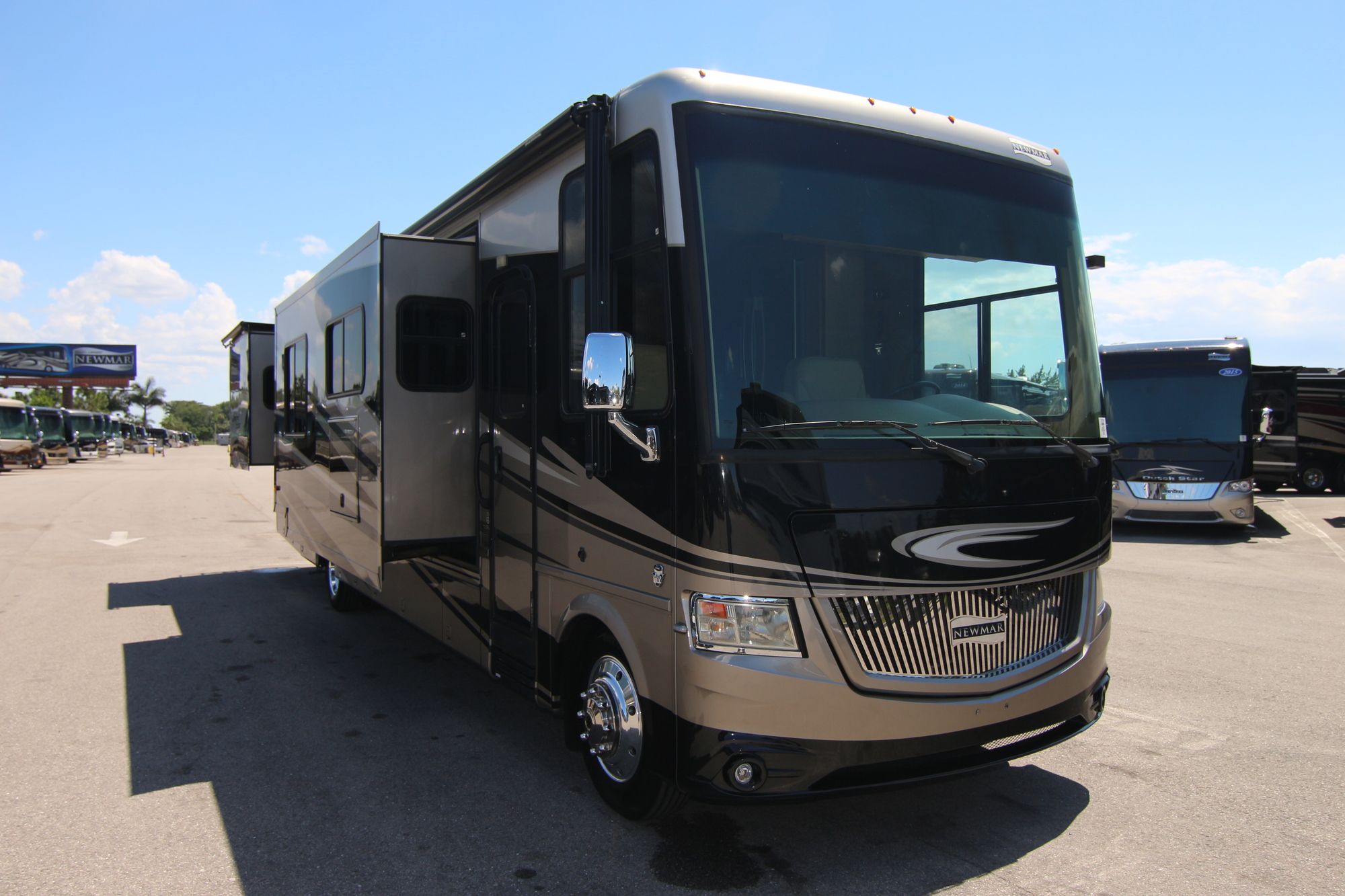 Used 2014 Newmar Canyon Star 3956 Class A  For Sale