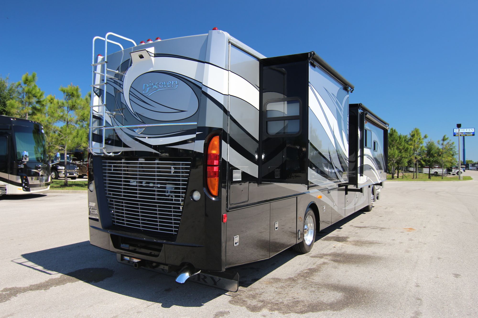 Used 2011 Fleetwood Discovery 40X Class A  For Sale