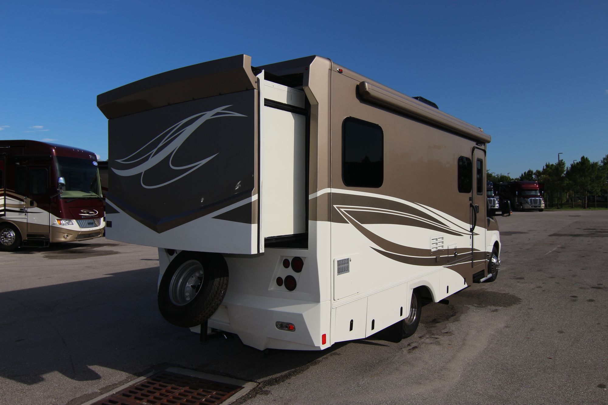 Used 2016 Renegade Rv Vienna 25QRS Class C  For Sale