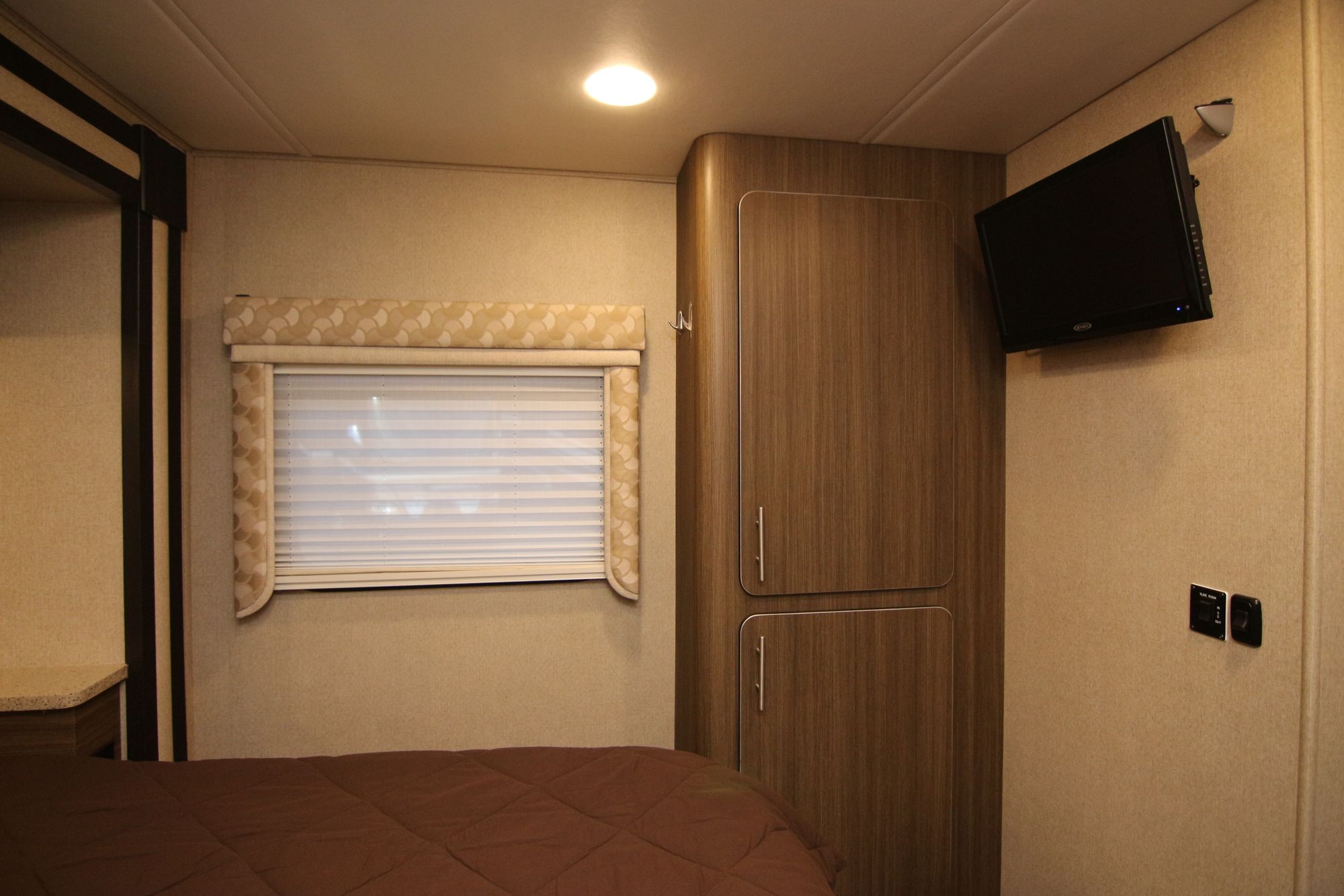Used 2016 Renegade Rv Vienna 25QRS Class C  For Sale