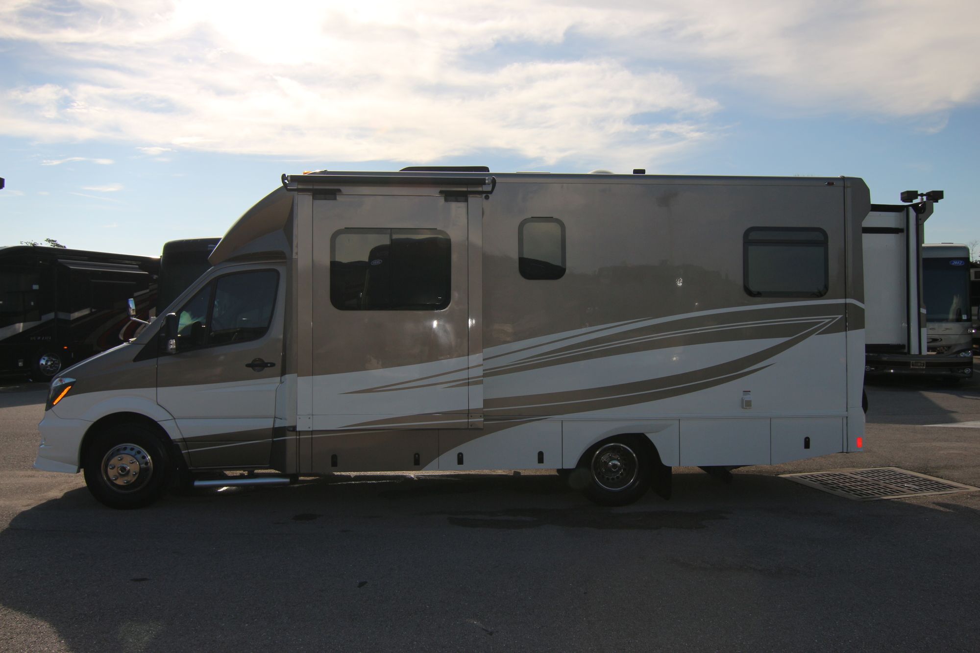 Used 2016 Renegade Rv Vienna 25QRS Class C  For Sale