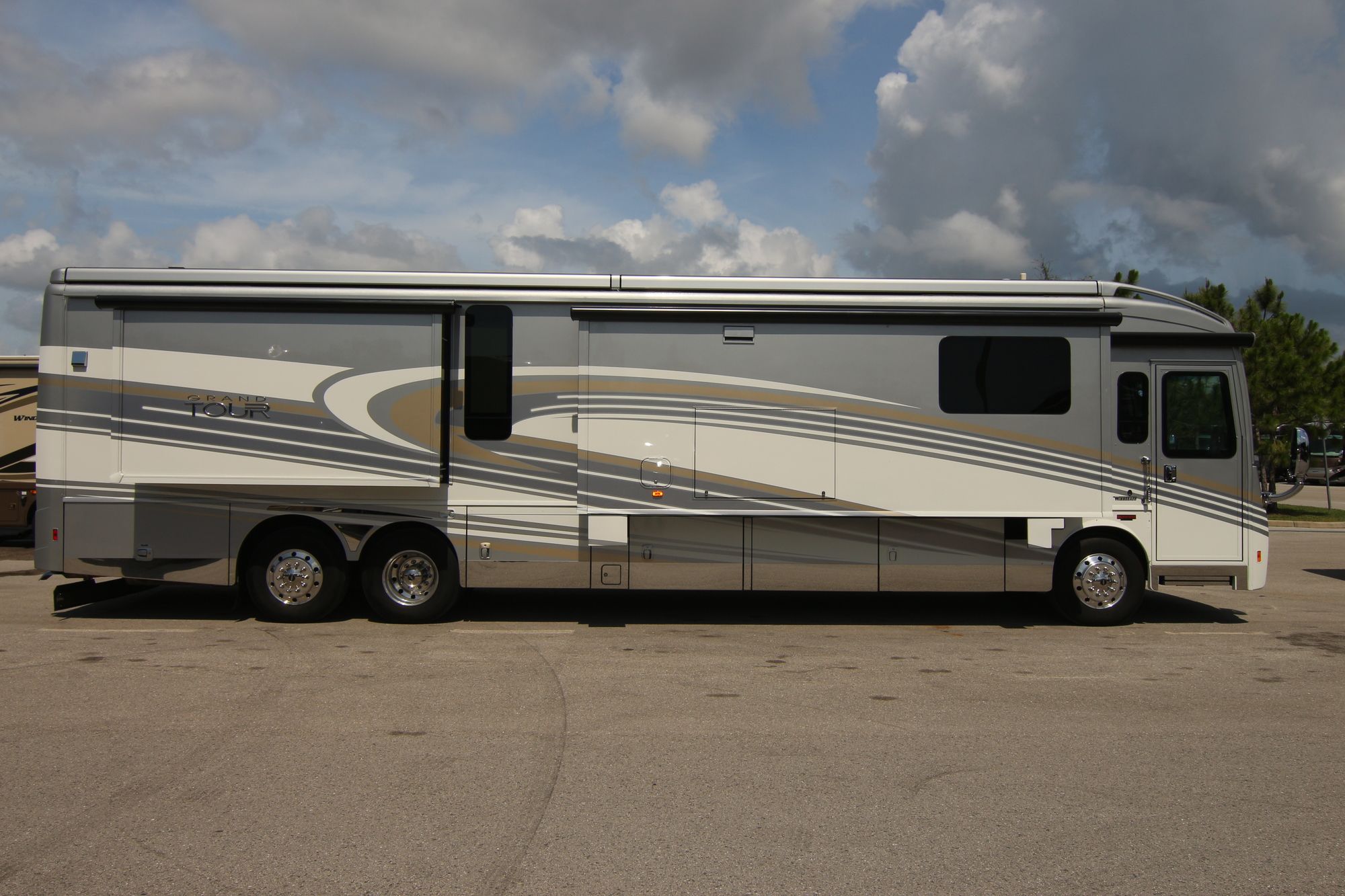 Used 2017 Winnebago Grand Tour 45RL Class A  For Sale