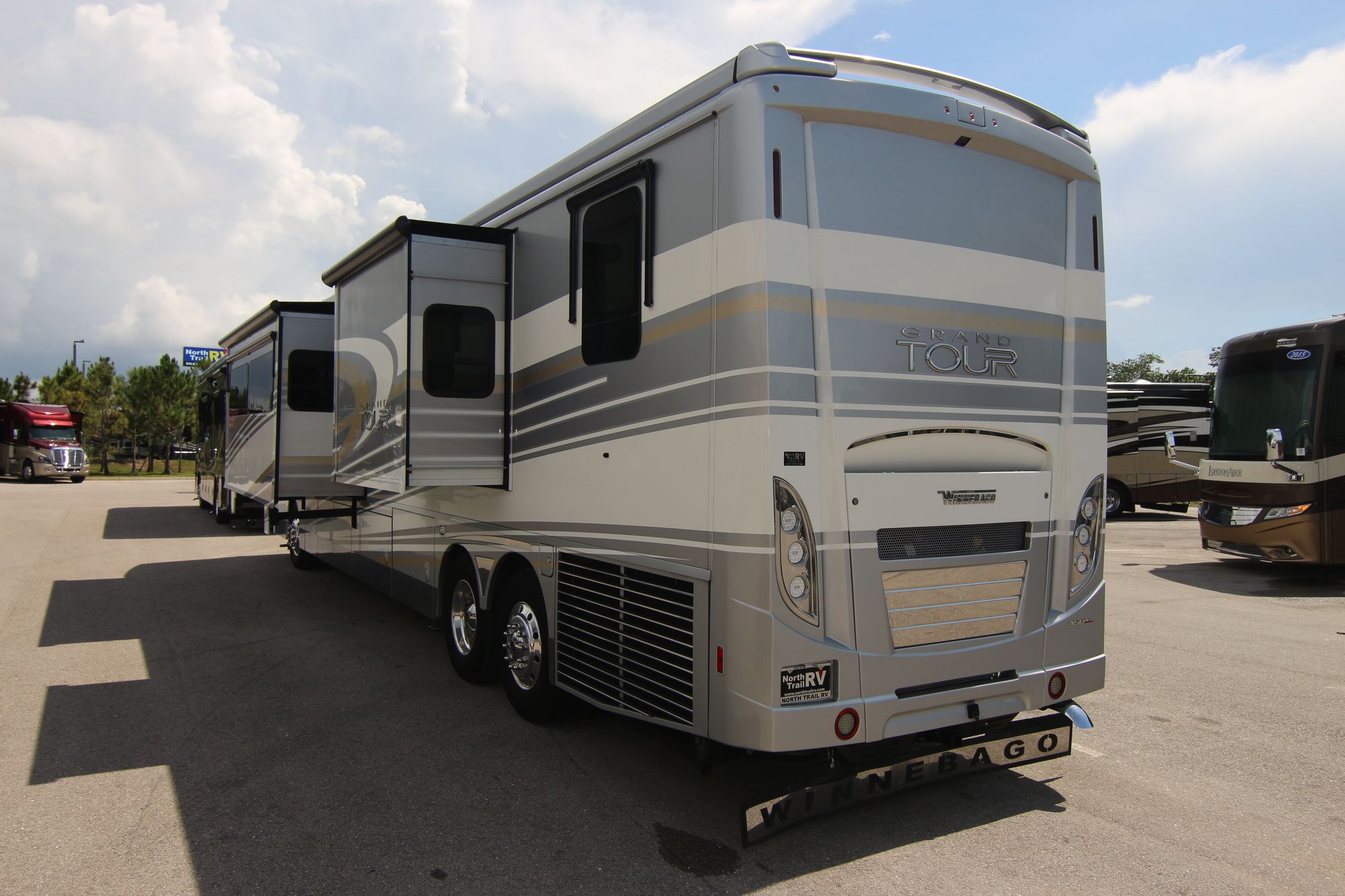 Used 2017 Winnebago Grand Tour 45RL Class A  For Sale