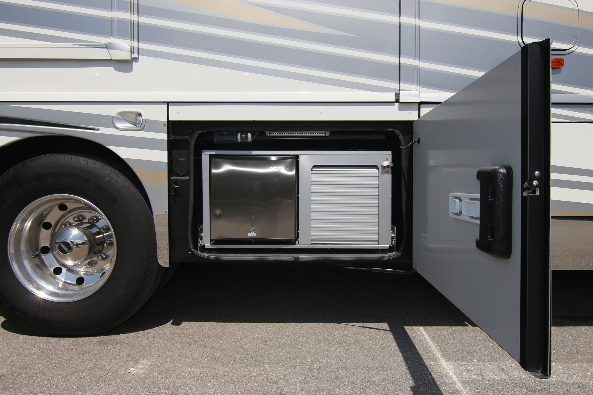 Used 2017 Winnebago Grand Tour 45RL Class A  For Sale