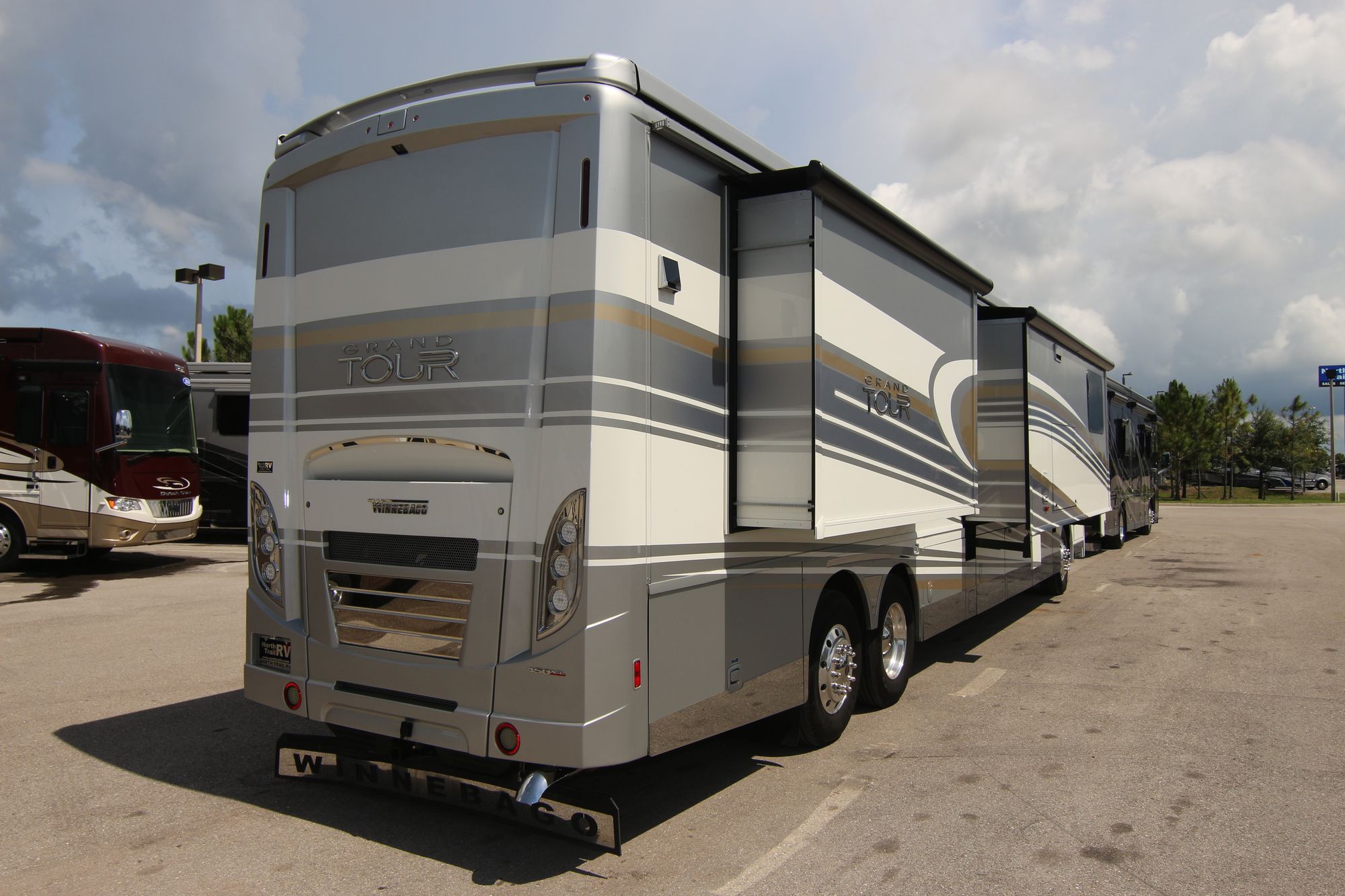 Used 2017 Winnebago Grand Tour 45RL Class A  For Sale