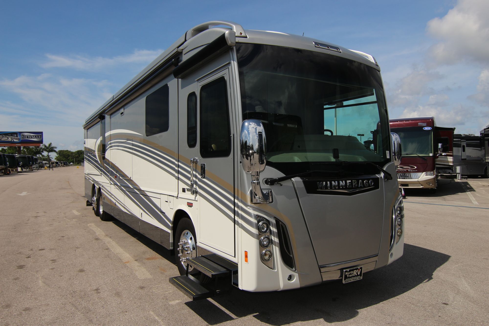 Used 2017 Winnebago Grand Tour 45RL Class A  For Sale