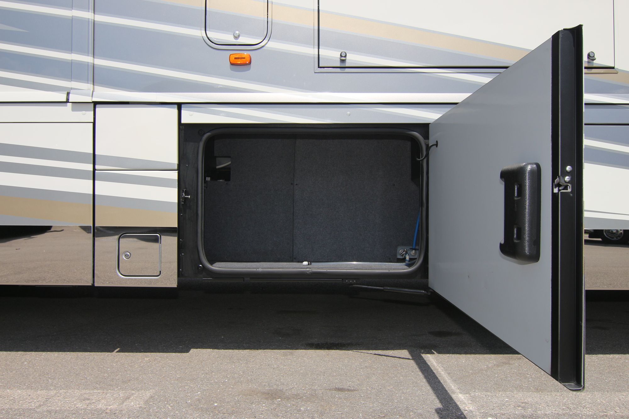 Used 2017 Winnebago Grand Tour 45RL Class A  For Sale