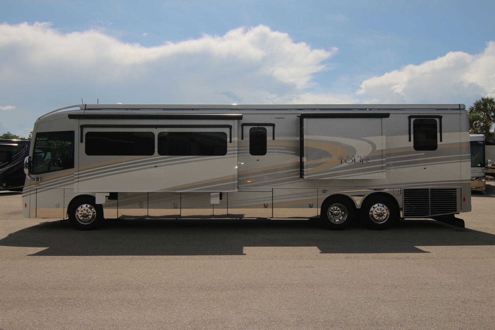 Used 2017 Winnebago Grand Tour 45RL Class A  For Sale