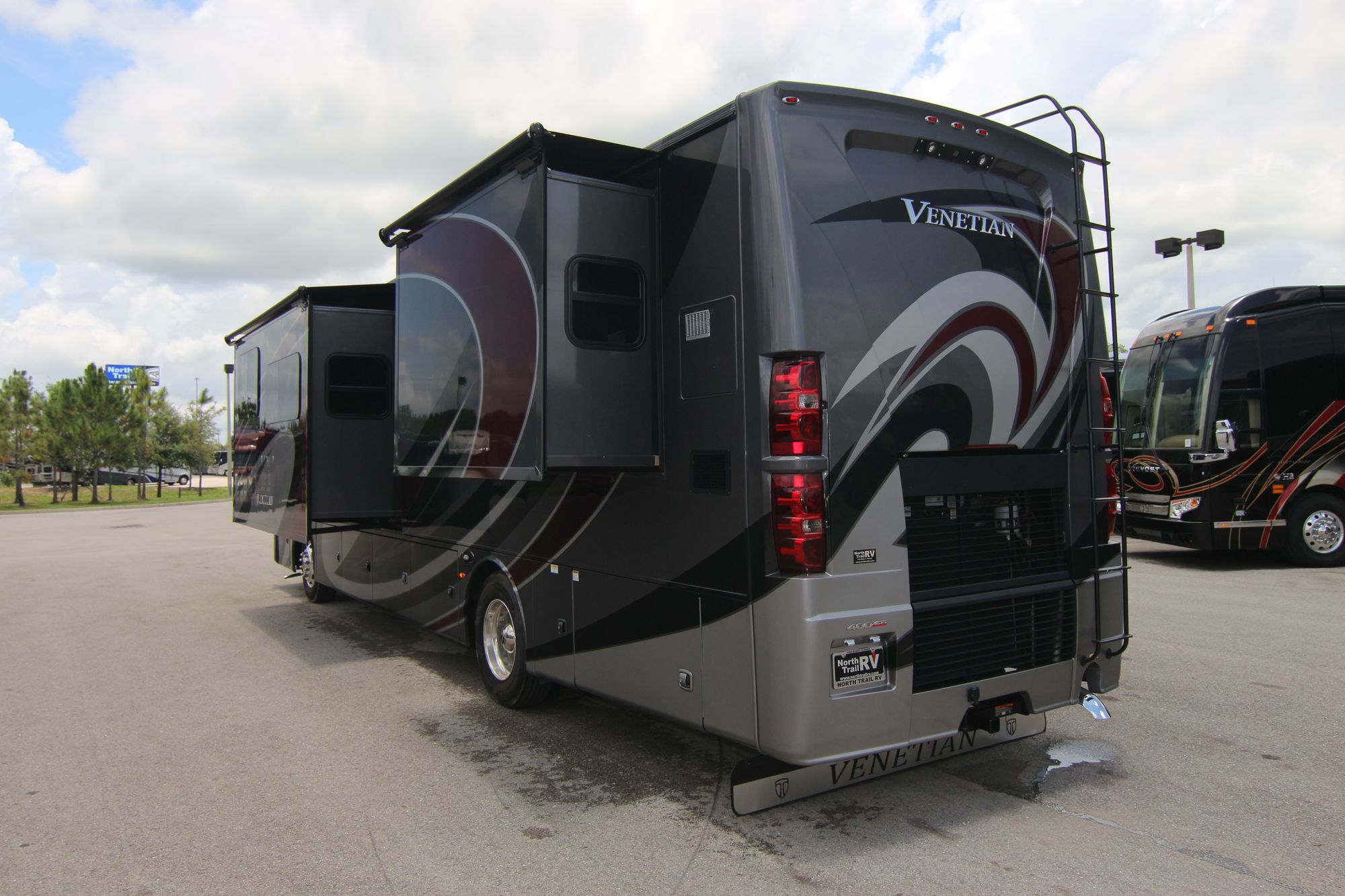 Used 2018 Thor Venetian M37 Class A  For Sale