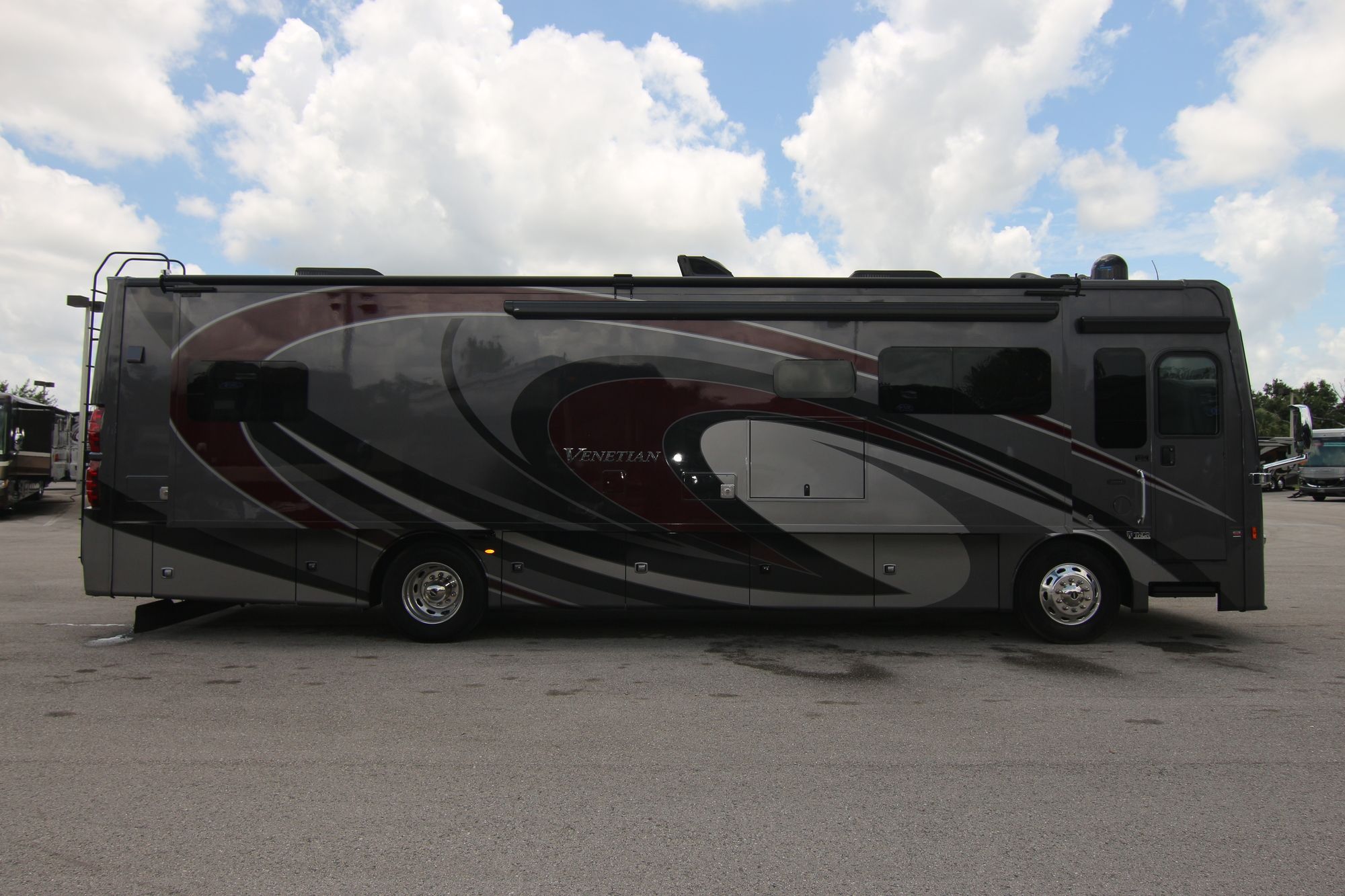 Used 2018 Thor Venetian M37 Class A  For Sale