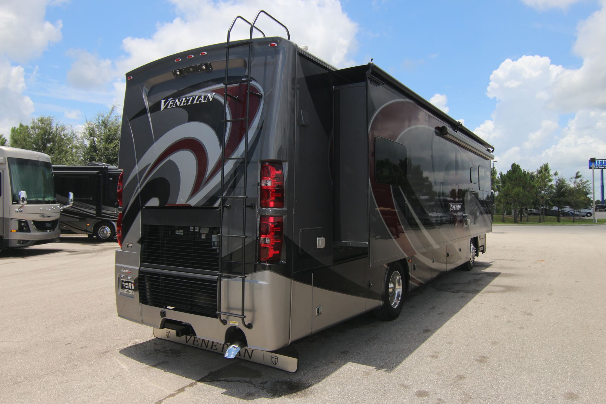 Used 2018 Thor Venetian M37 Class A  For Sale