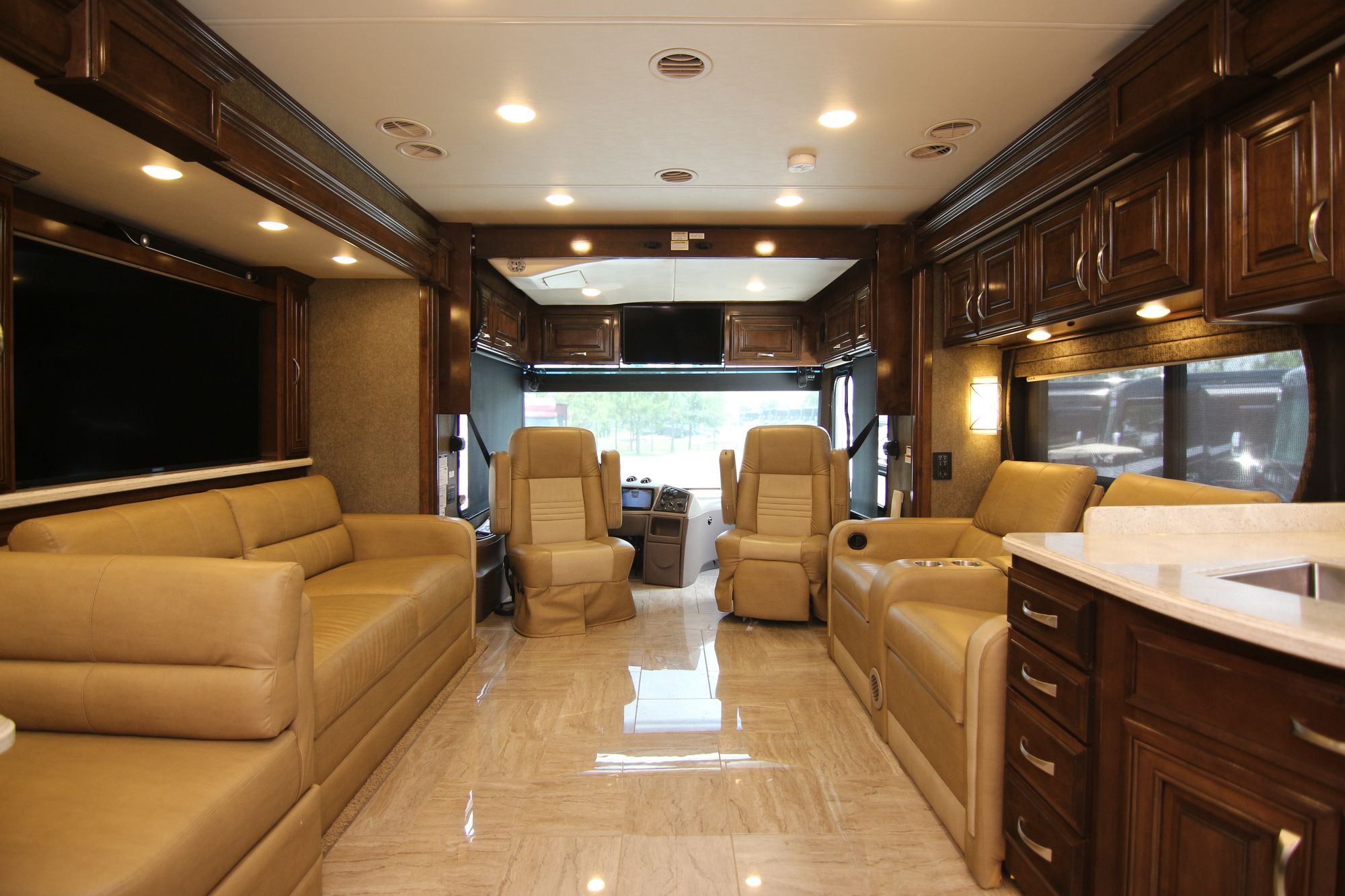 Used 2018 Thor Venetian M37 Class A  For Sale