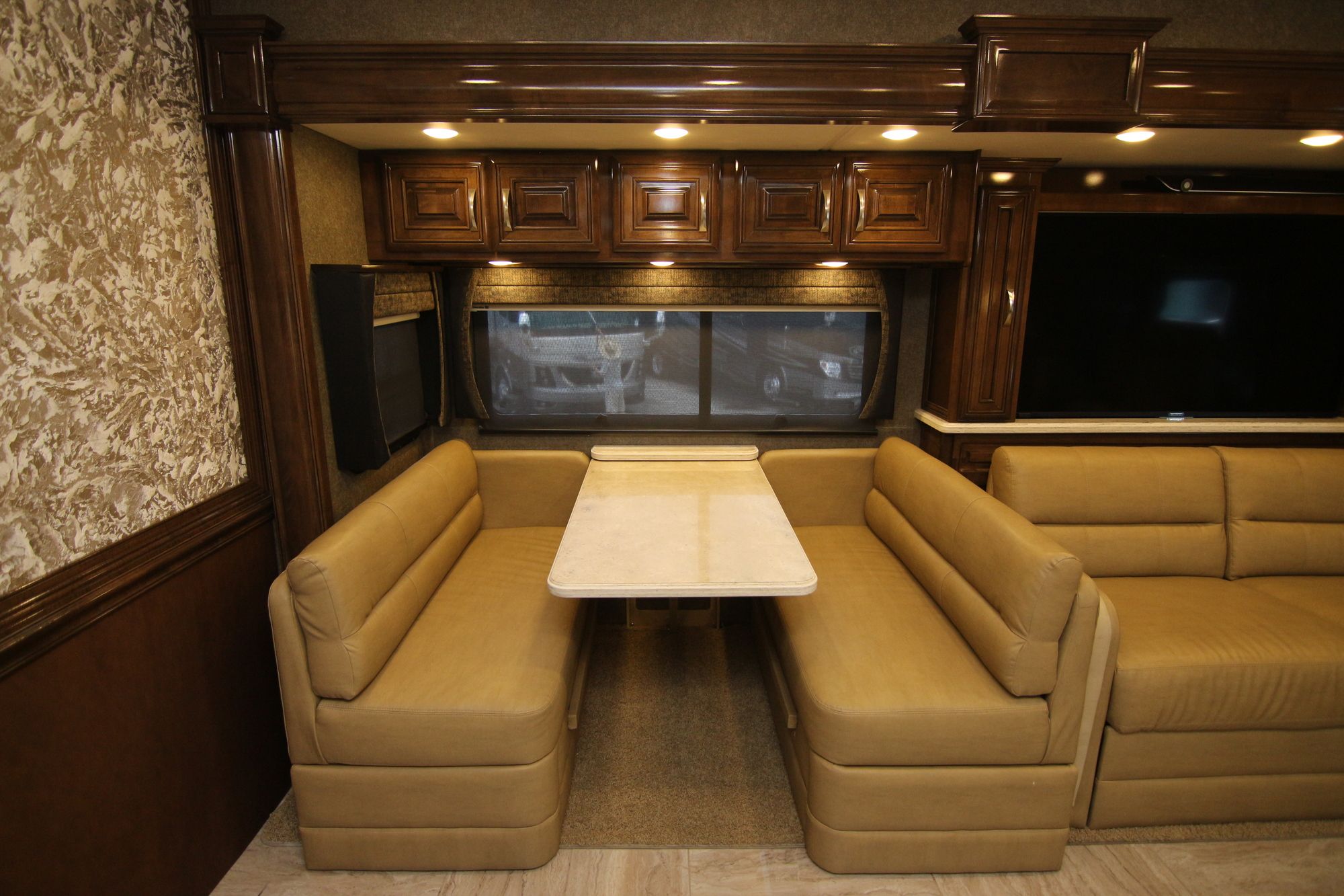 Used 2018 Thor Venetian M37 Class A  For Sale