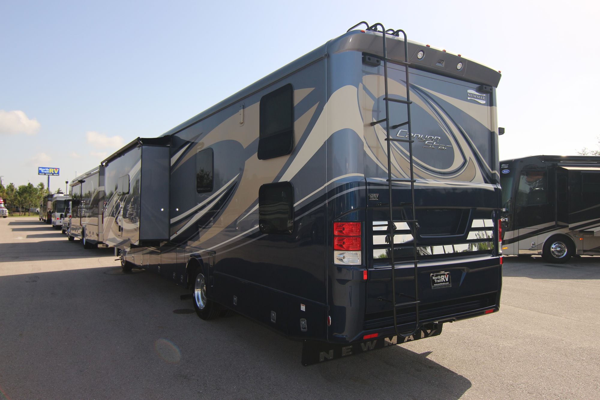 New 2020 Newmar Canyon Star 3927 TOYHAULER Class A  For Sale