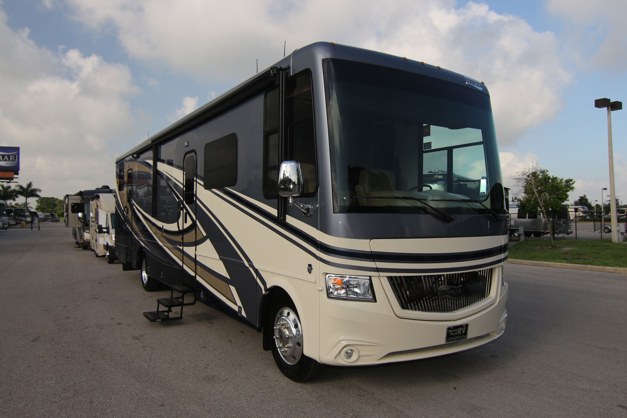 New 2020 Newmar Canyon Star 3927 TOYHAULER Class A  For Sale