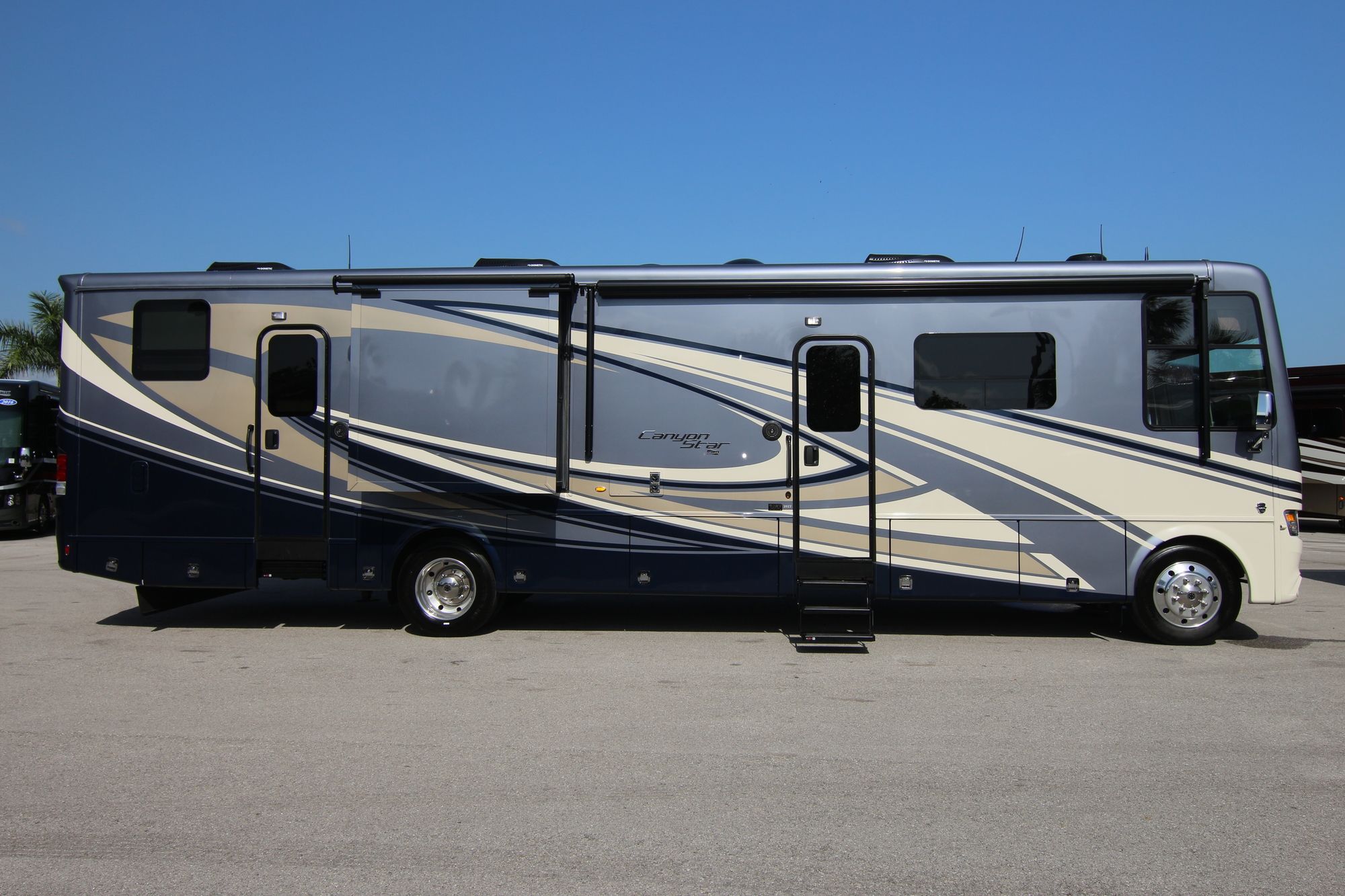 New 2020 Newmar Canyon Star 3927 TOYHAULER Class A  For Sale