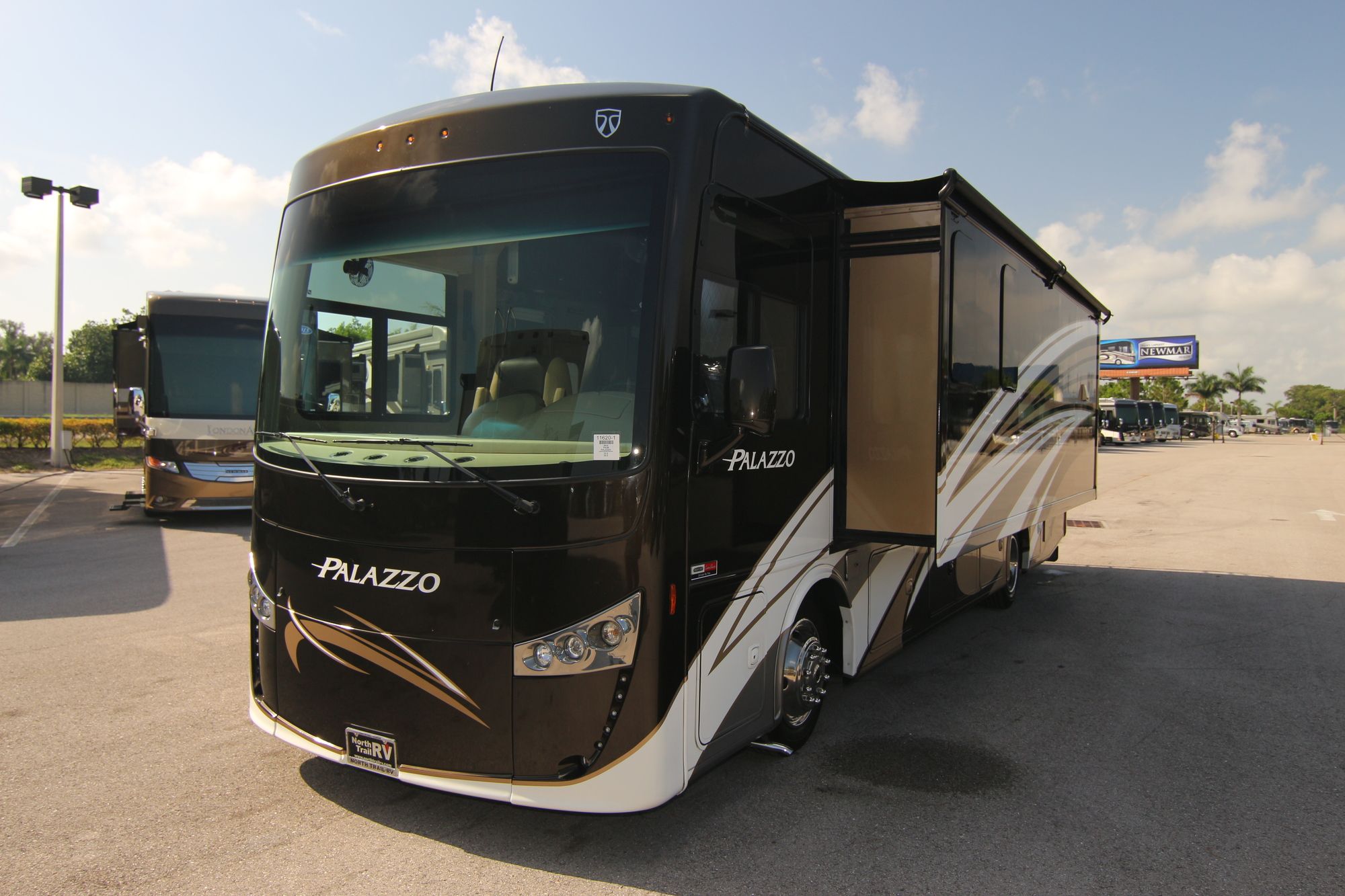 Used 2016 Thor Palazzo 33.2 Class A  For Sale