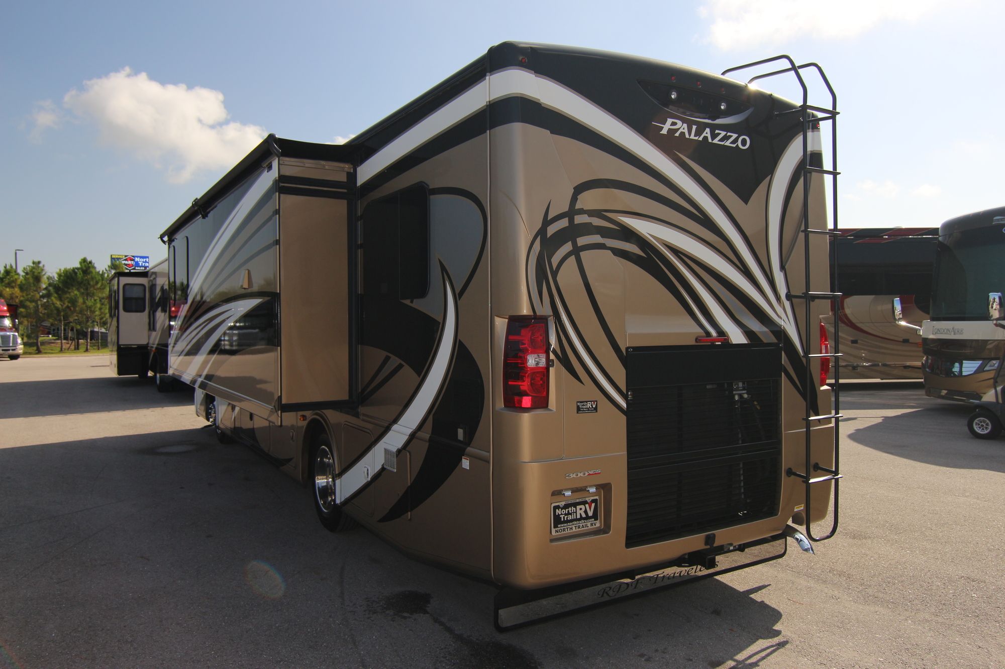 Used 2016 Thor Palazzo 33.2 Class A  For Sale