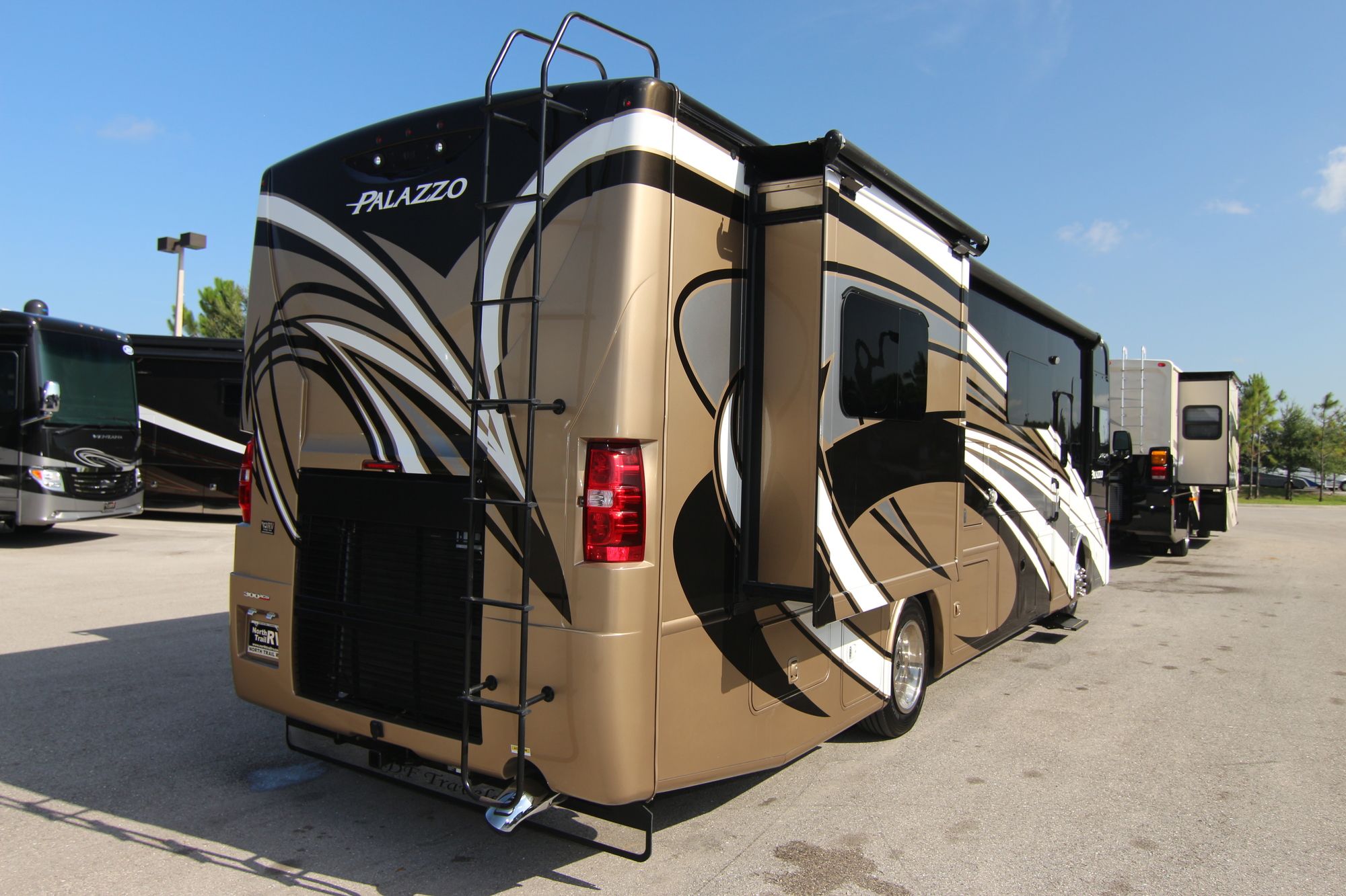 Used 2016 Thor Palazzo 33.2 Class A  For Sale