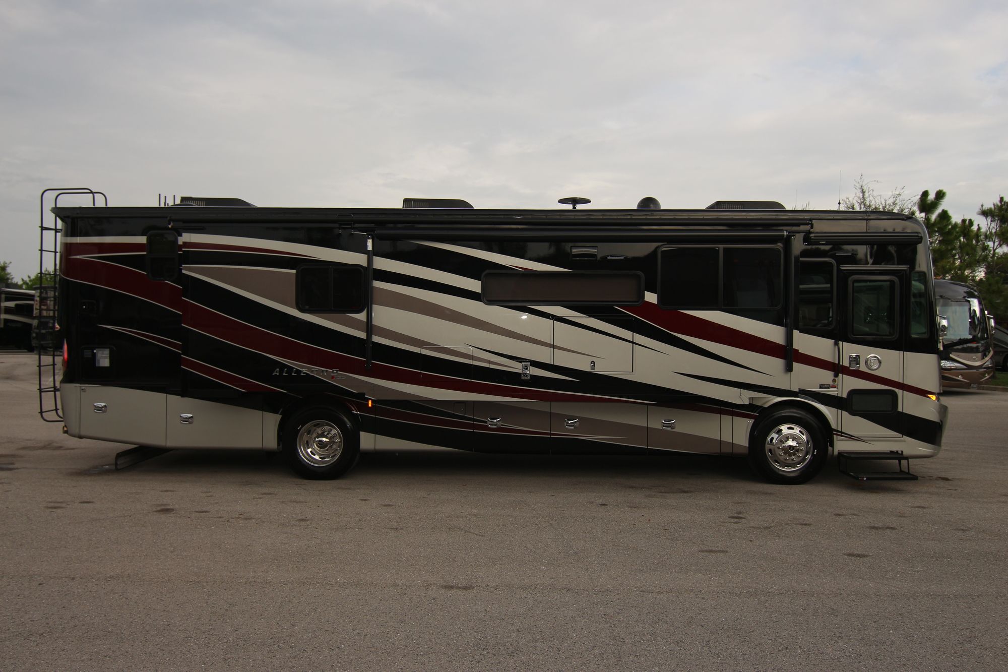 New 2019 Tiffin Motor Homes Allegro Red 37BA Class A  For Sale