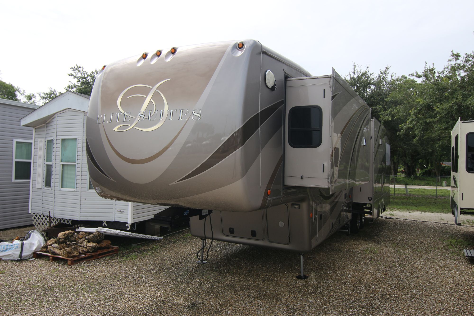 Used 2018 Drv Luxury Suites Elite Suites Fw 39RESB3 Fifth Wheel  For Sale