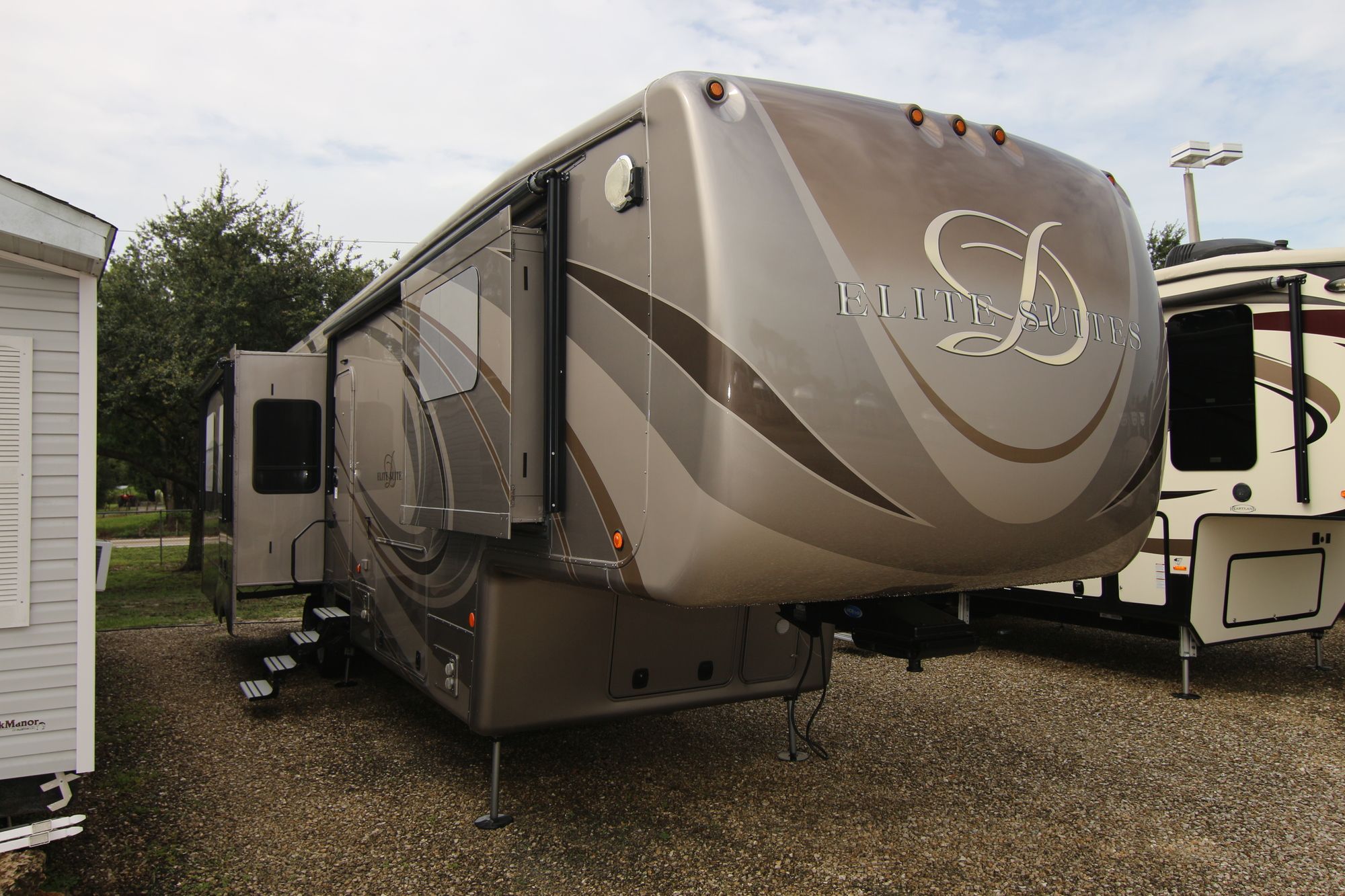 Used 2018 Drv Luxury Suites Elite Suites Fw 39RESB3 Fifth Wheel  For Sale