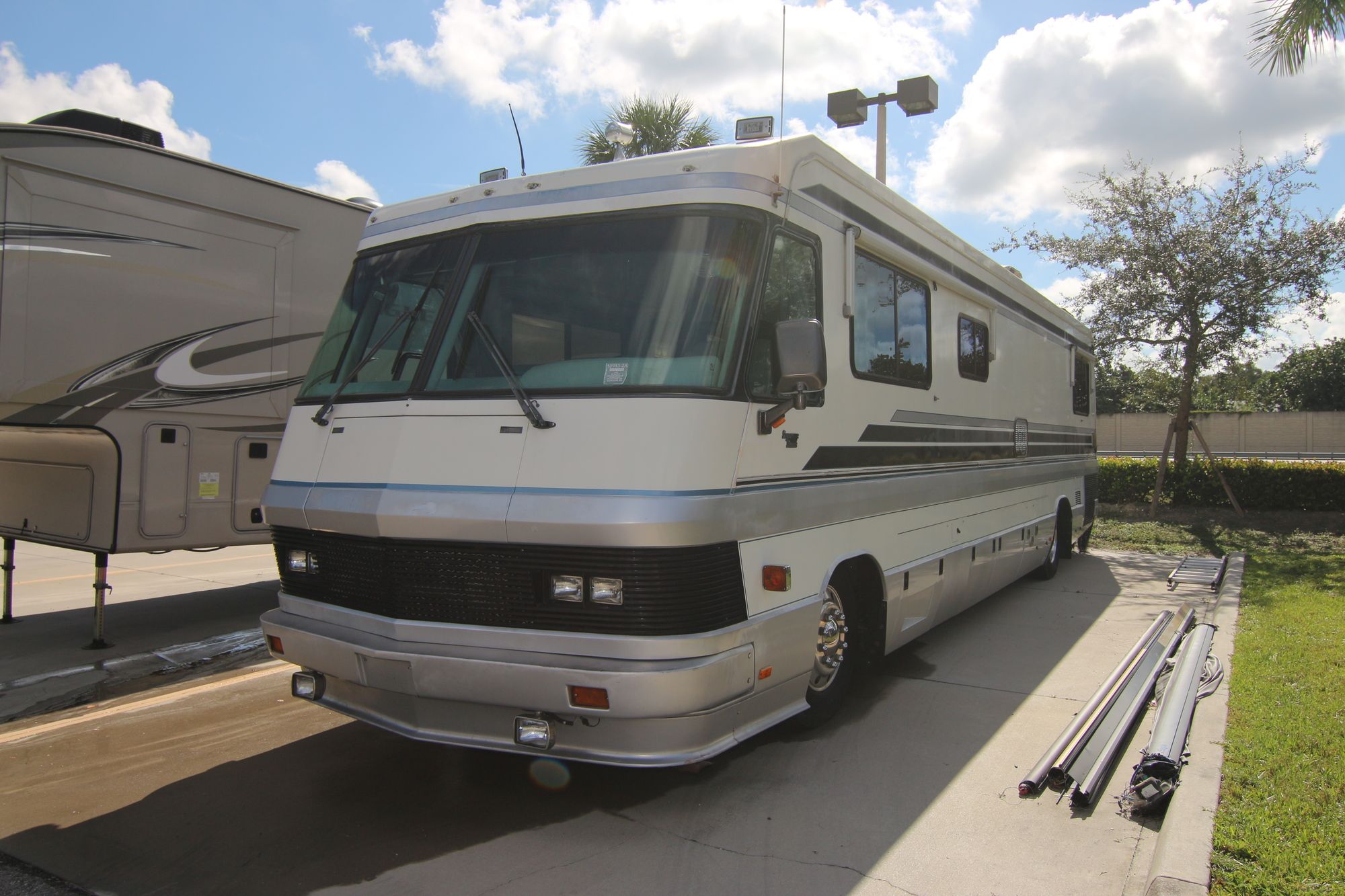 Used 1992 Monaco Crown Royale SIGNATURE 330 Class A  For Sale