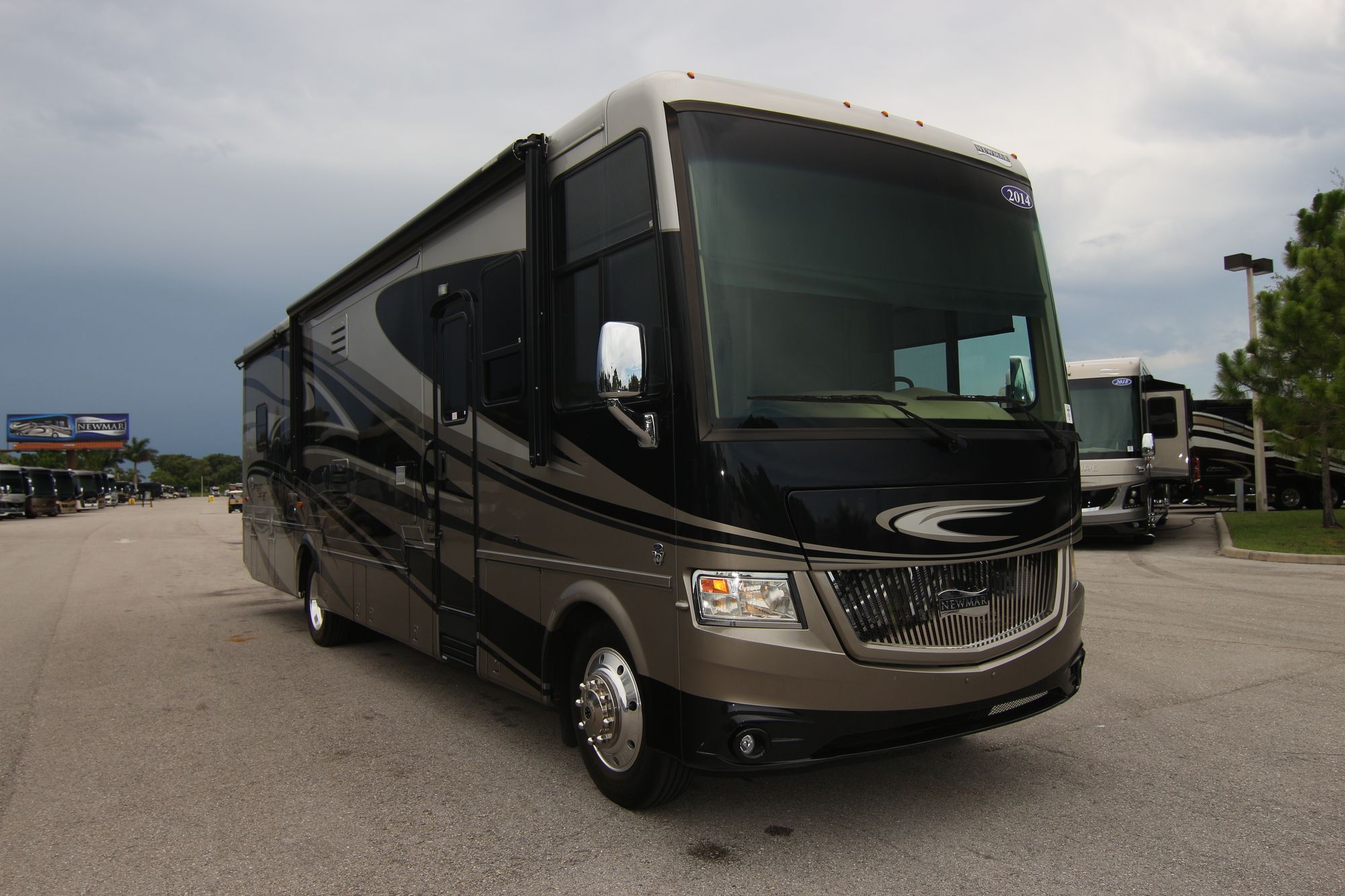 Used 2014 Newmar Canyon Star 3650 Class A  For Sale