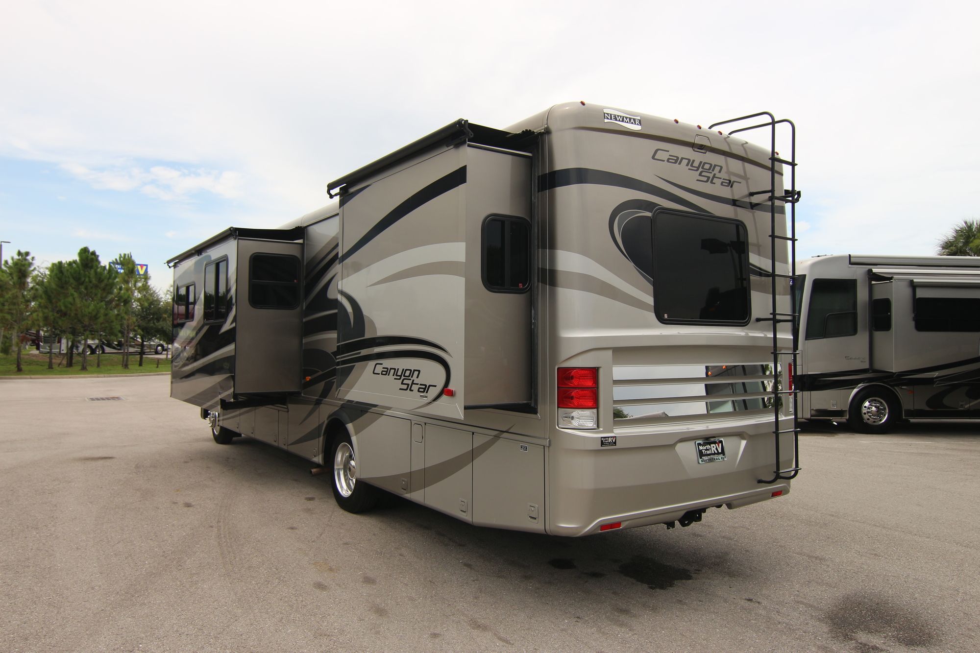 Used 2014 Newmar Canyon Star 3650 Class A  For Sale