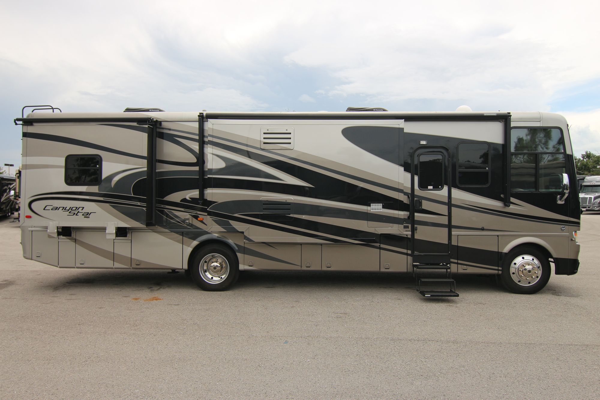 Used 2014 Newmar Canyon Star 3650 Class A  For Sale