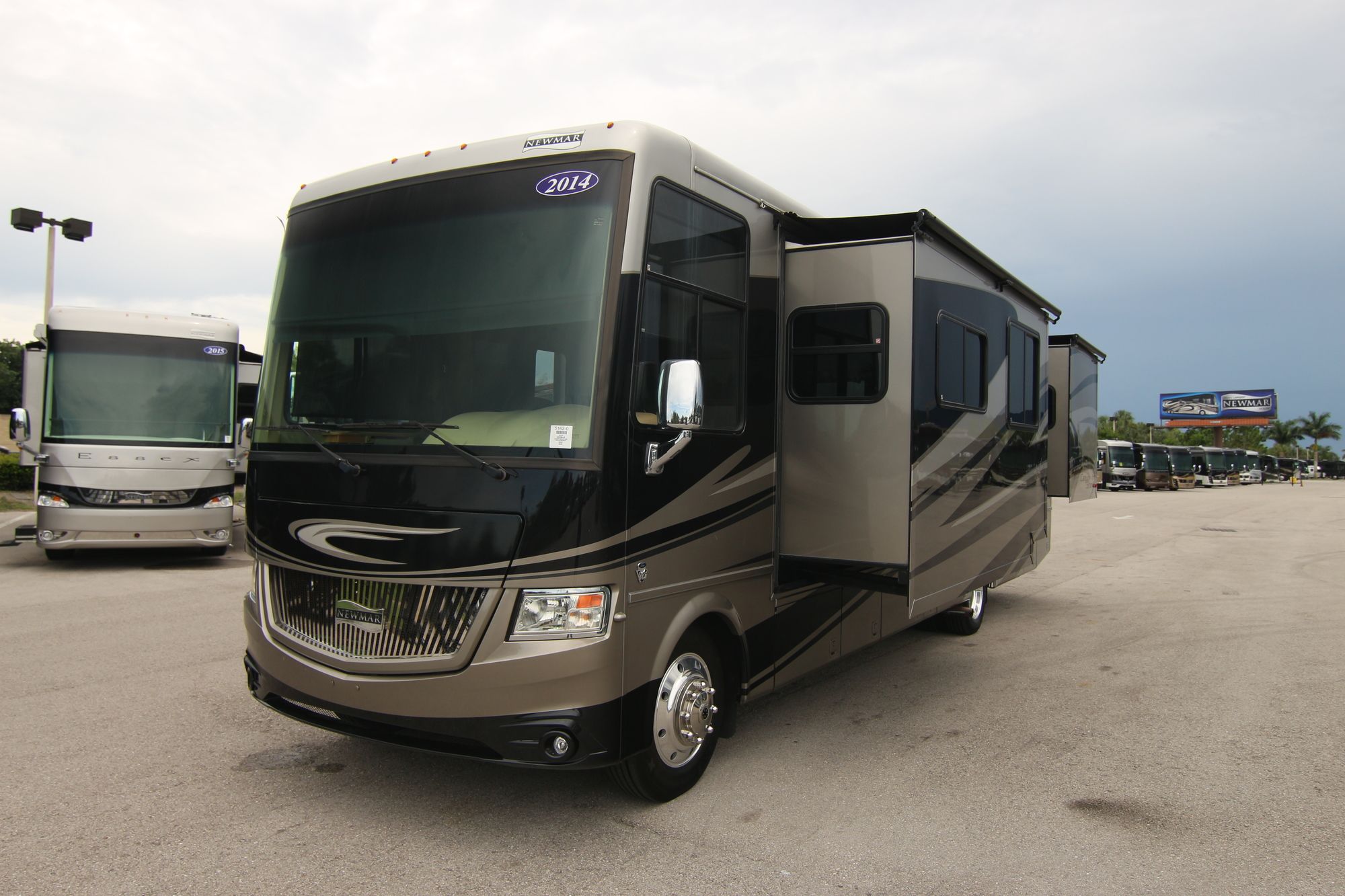 Used 2014 Newmar Canyon Star 3650 Class A  For Sale