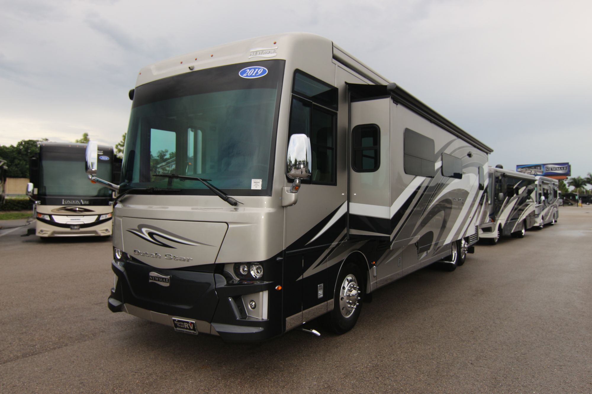 Used 2019 Newmar Dutch Star 4002 Class A  For Sale