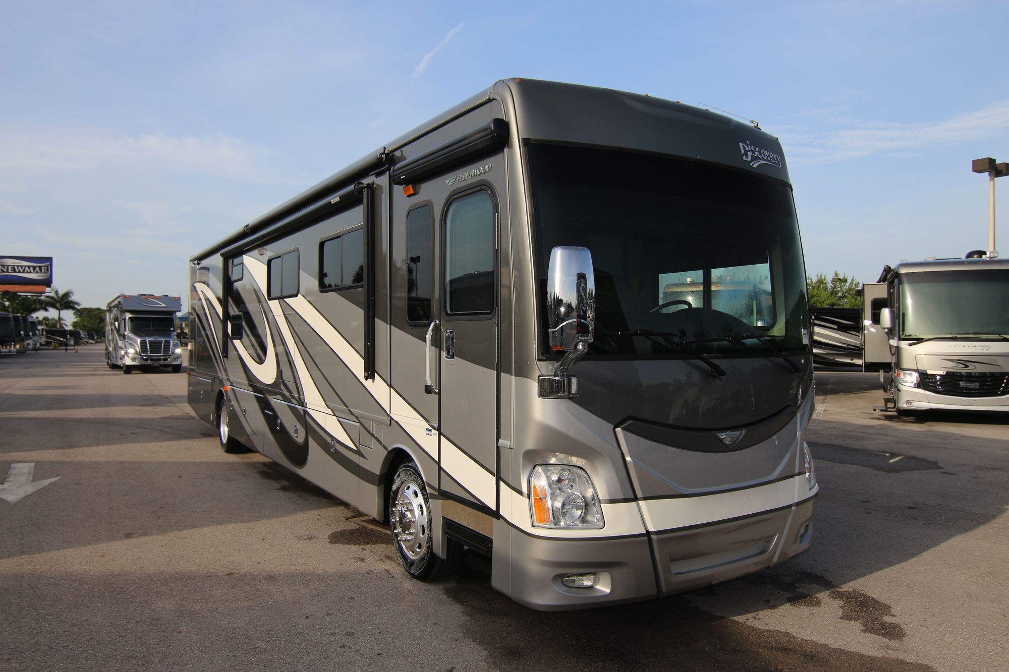 Used 2014 Fleetwood Discovery 40G Class A  For Sale