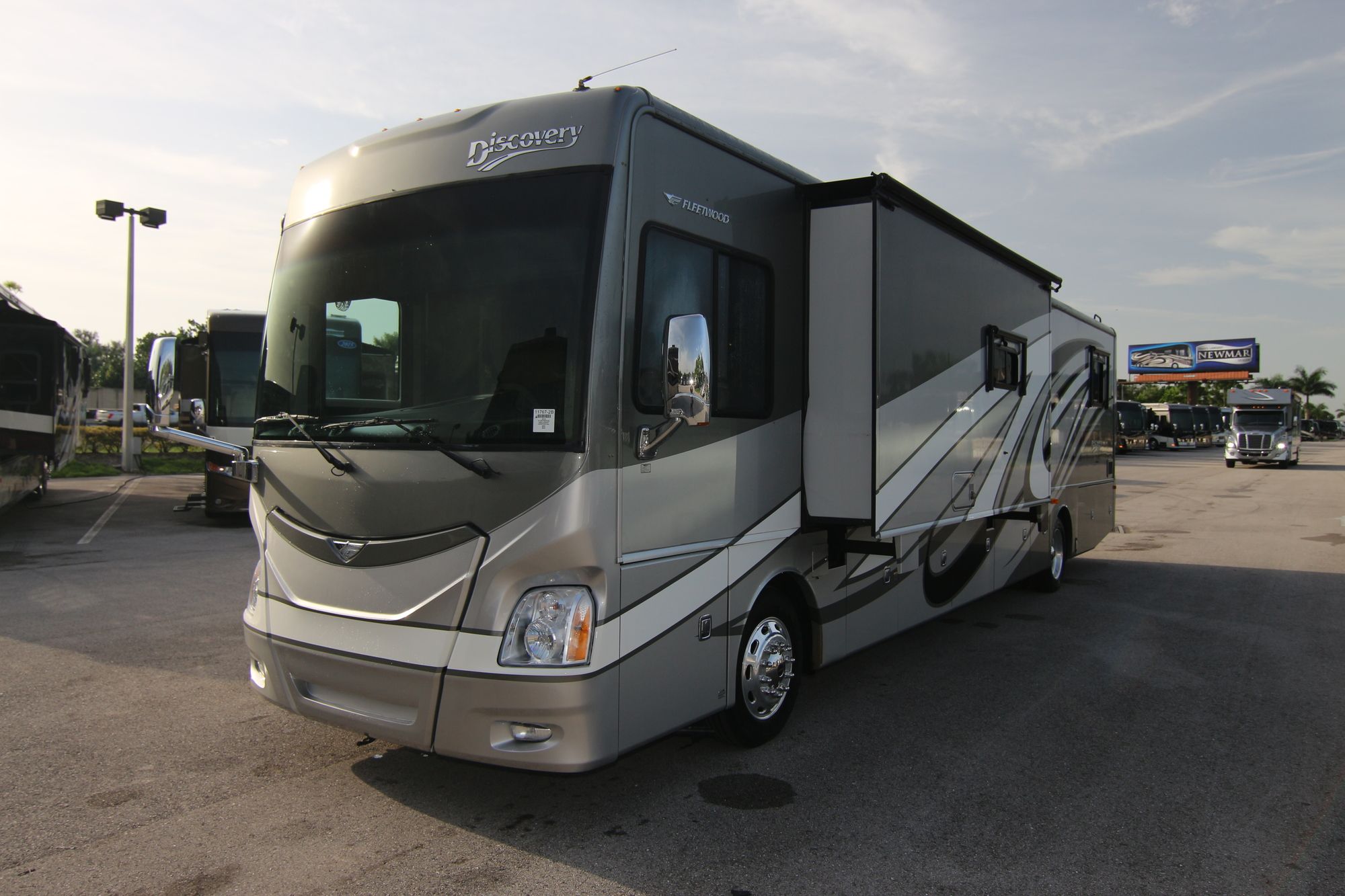 Used 2014 Fleetwood Discovery 40G Class A  For Sale