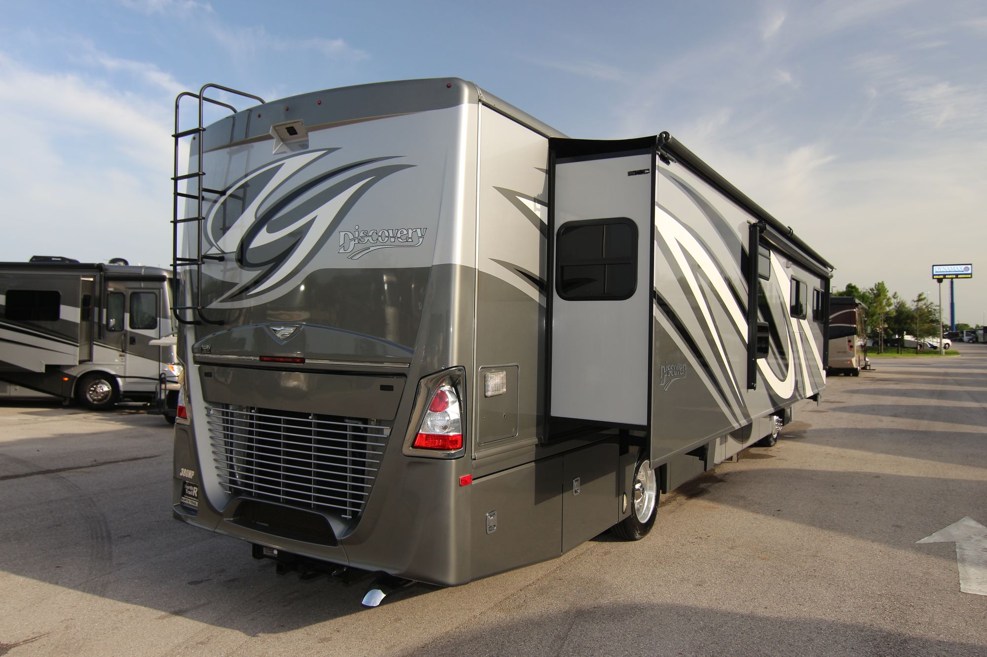 Used 2014 Fleetwood Discovery 40G Class A  For Sale