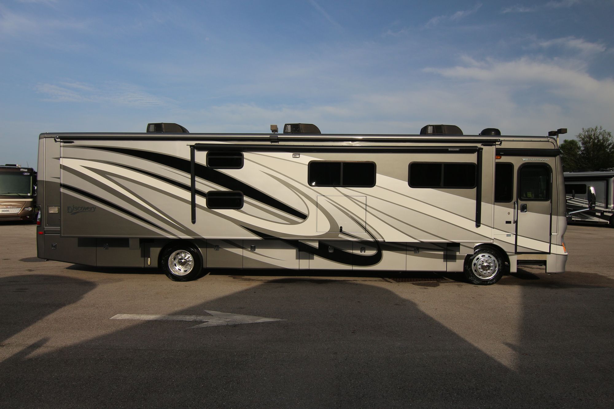 Used 2014 Fleetwood Discovery 40G Class A  For Sale