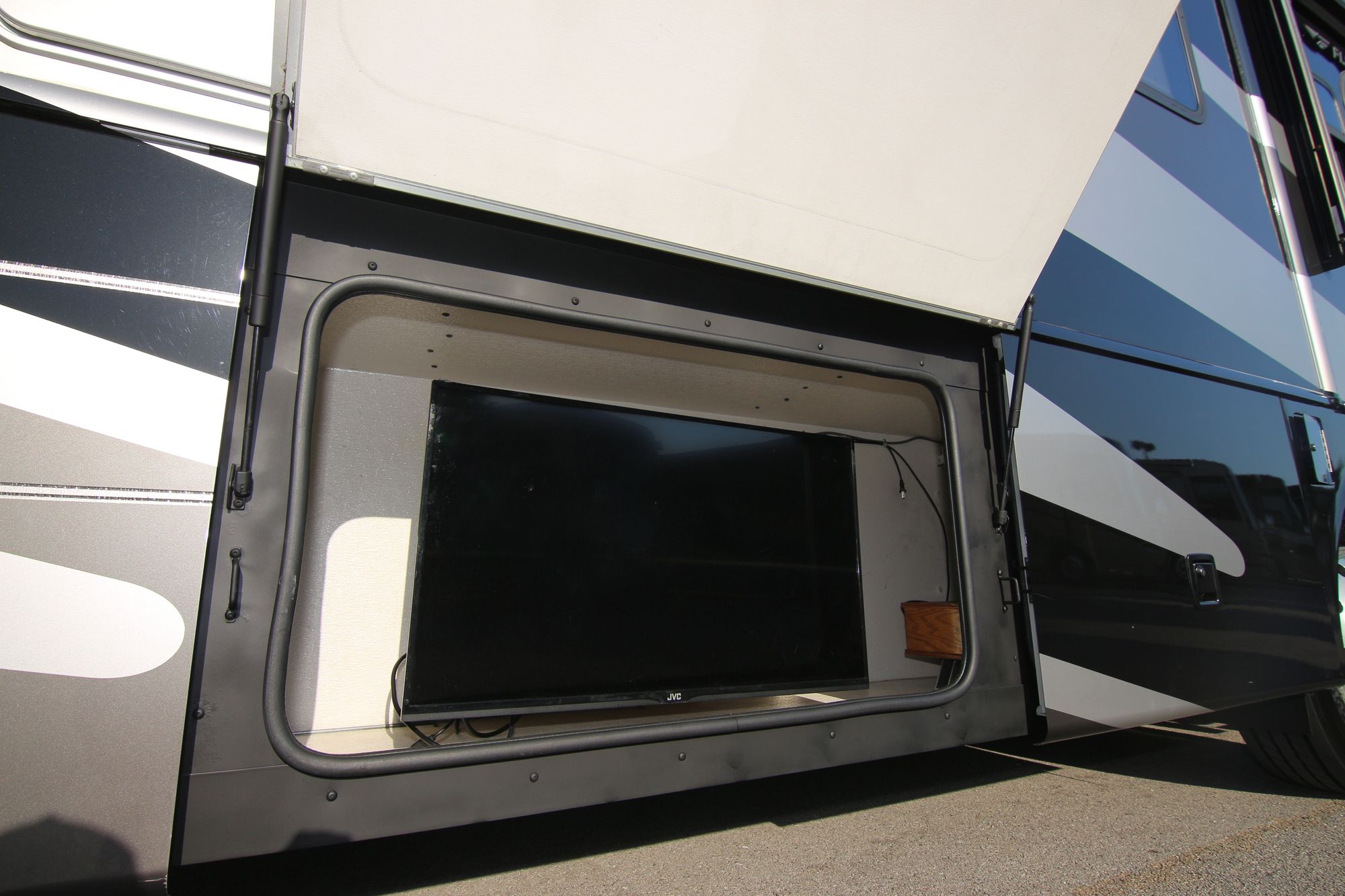 Used 2005 Fleetwood Excursion 39S Class A  For Sale