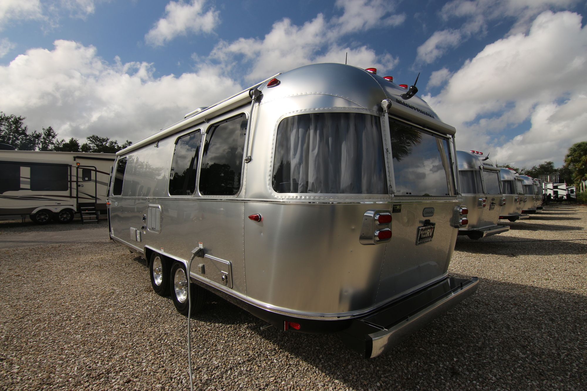 New 2020 Airstream Globetrotter 25FB Travel Trailer  For Sale