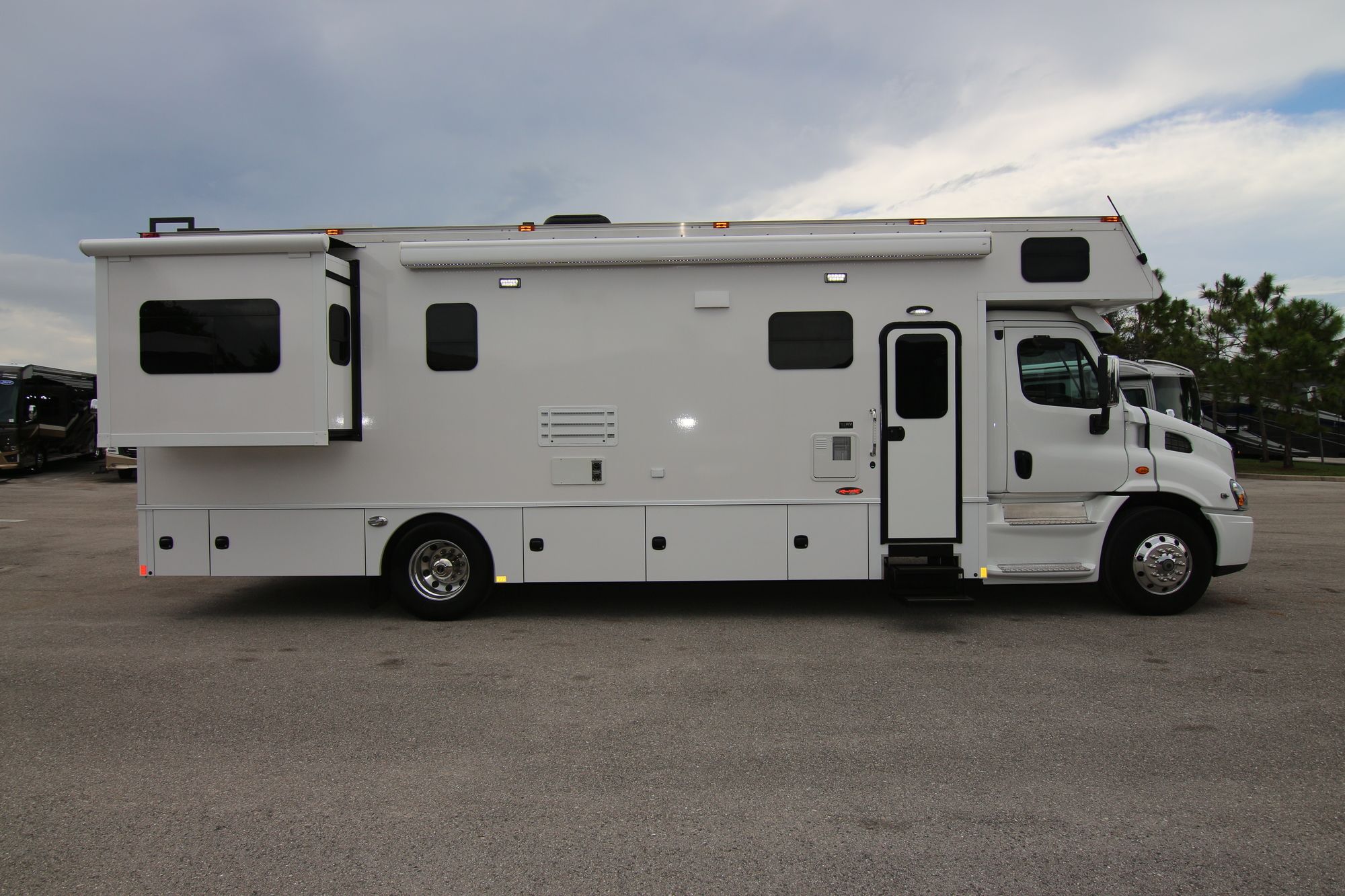 Used 2018 Renegade Rv Classic 2600 Super C  For Sale