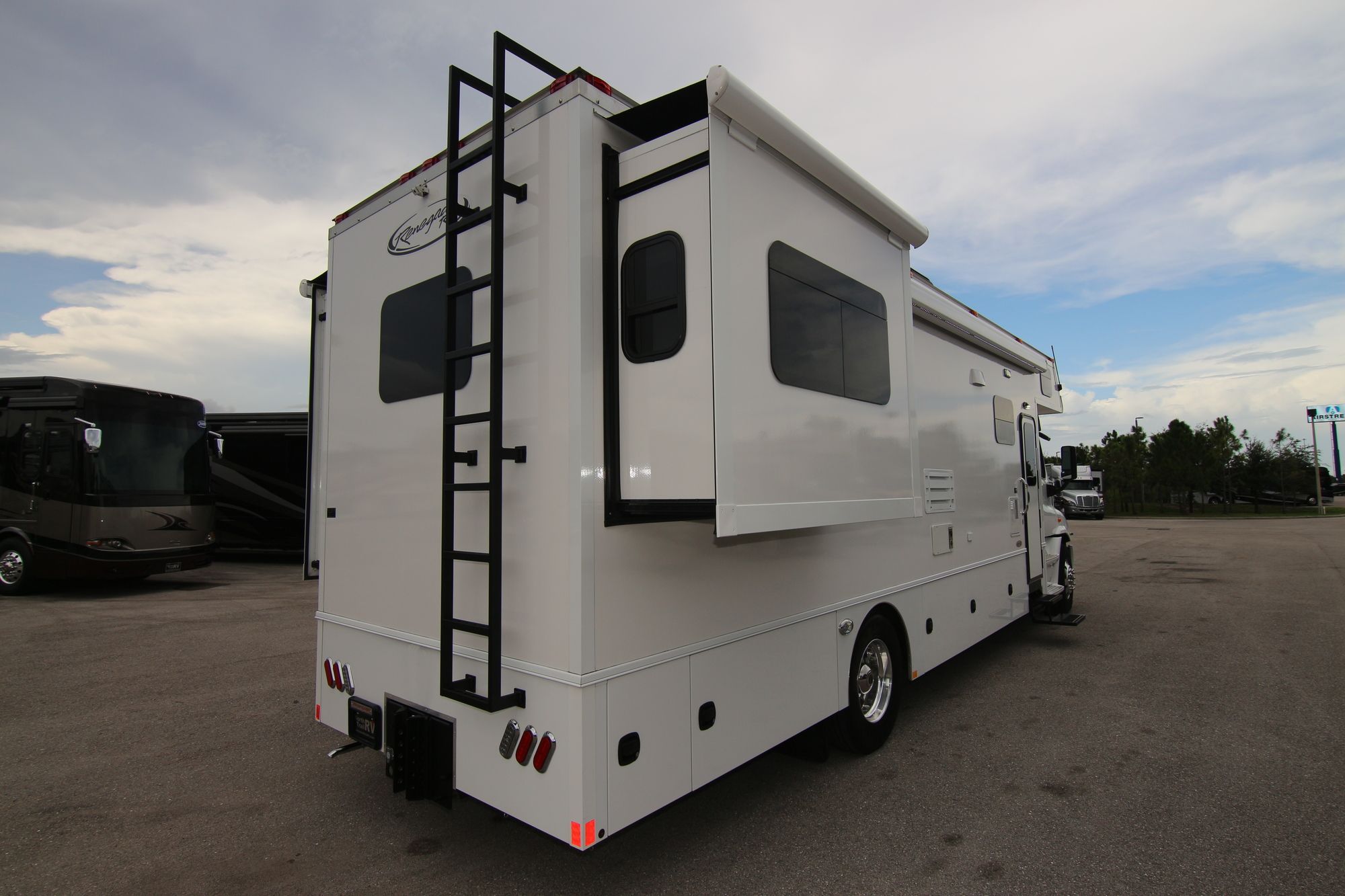 Used 2018 Renegade Rv Classic 2600 Super C  For Sale