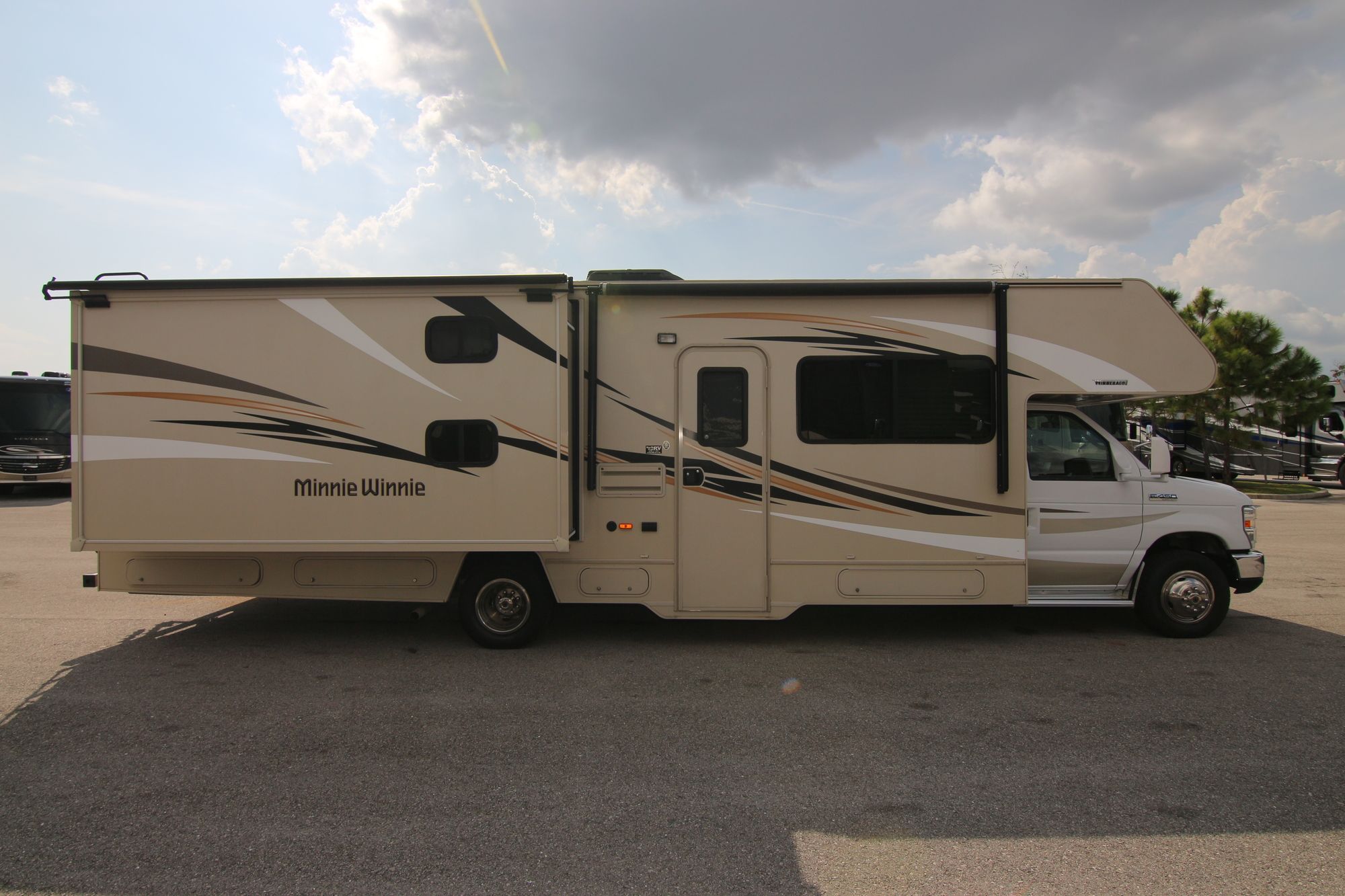 Used 2016 Winnebago Minnie Winnie 31H Class C  For Sale