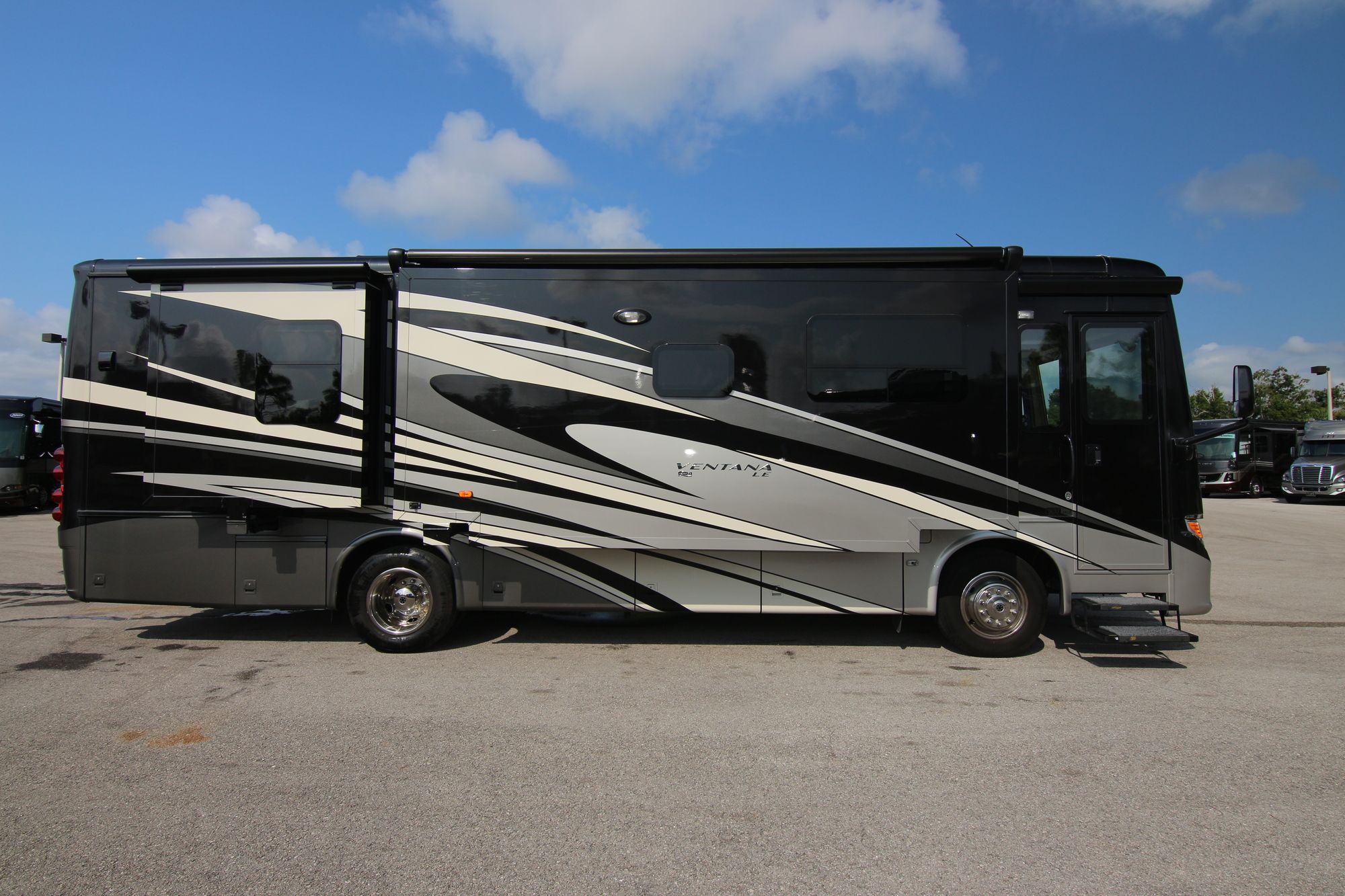 Used 2017 Newmar Ventana Le 3412 Class A  For Sale