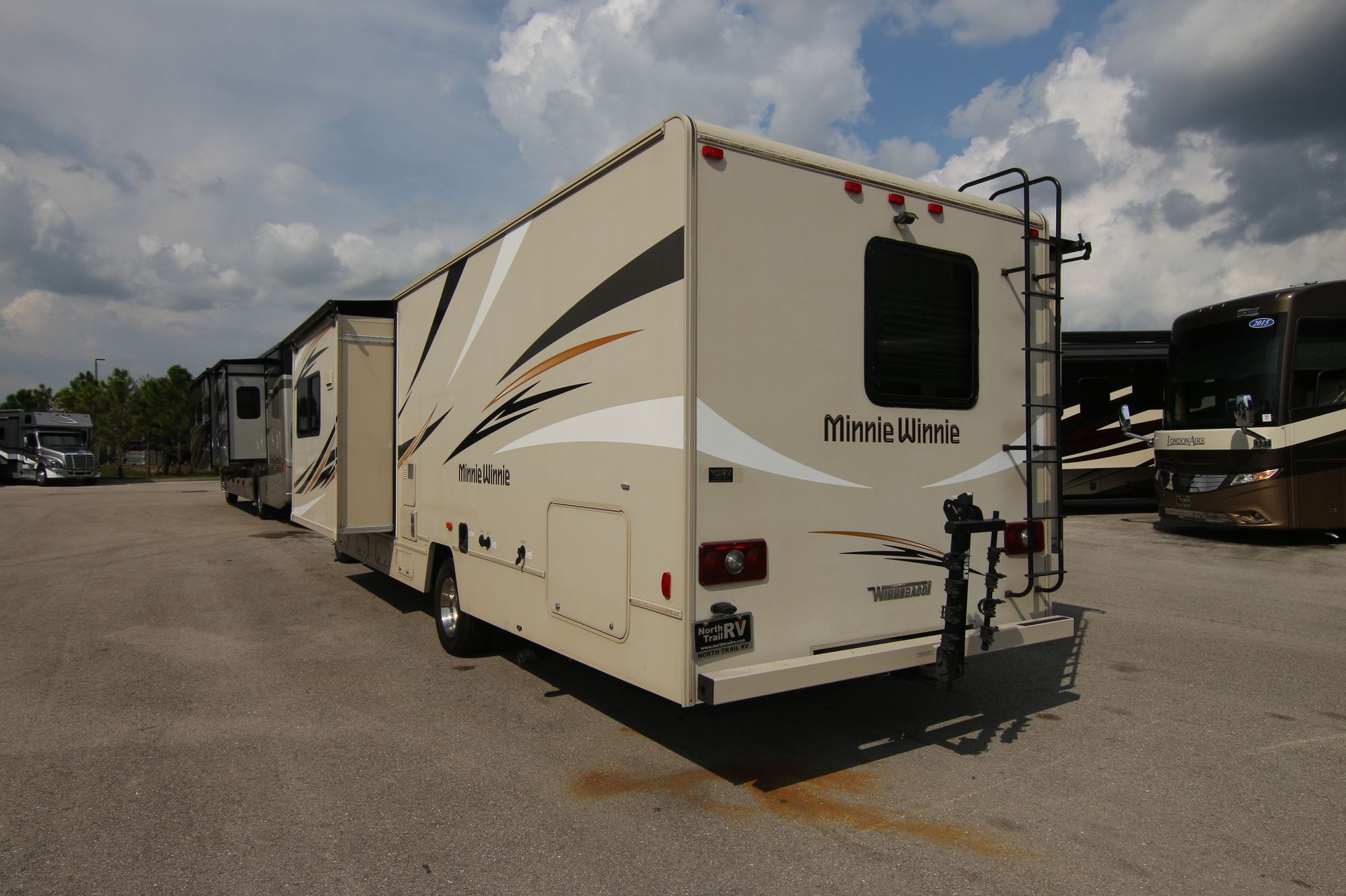 Used 2016 Winnebago Minnie Winnie 31H Class C  For Sale