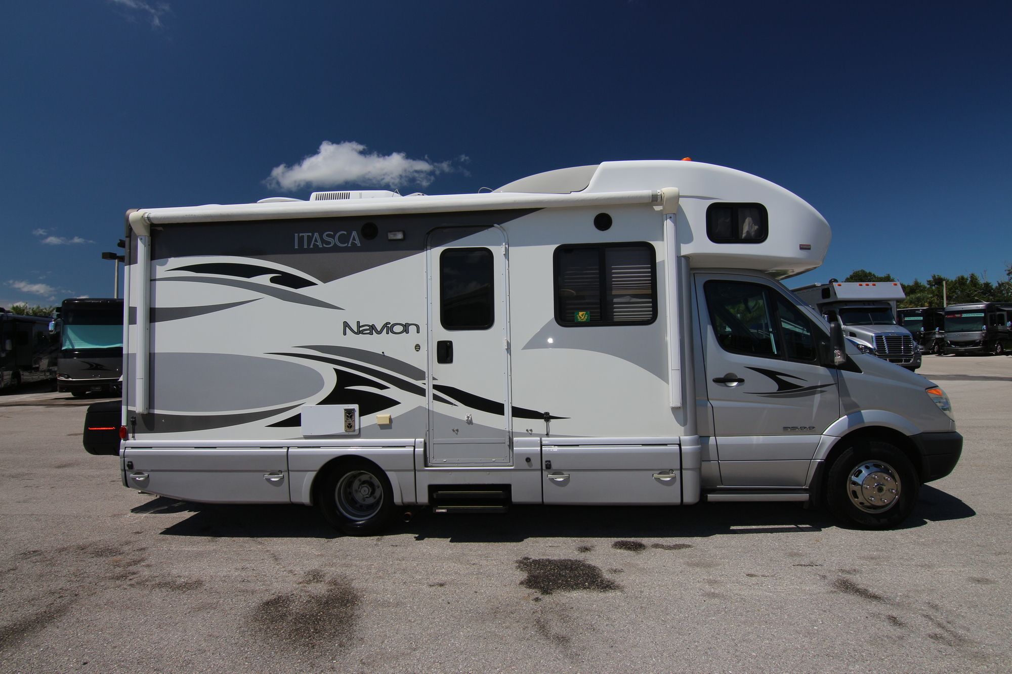 2010 Winnebago Navion 24a 18610