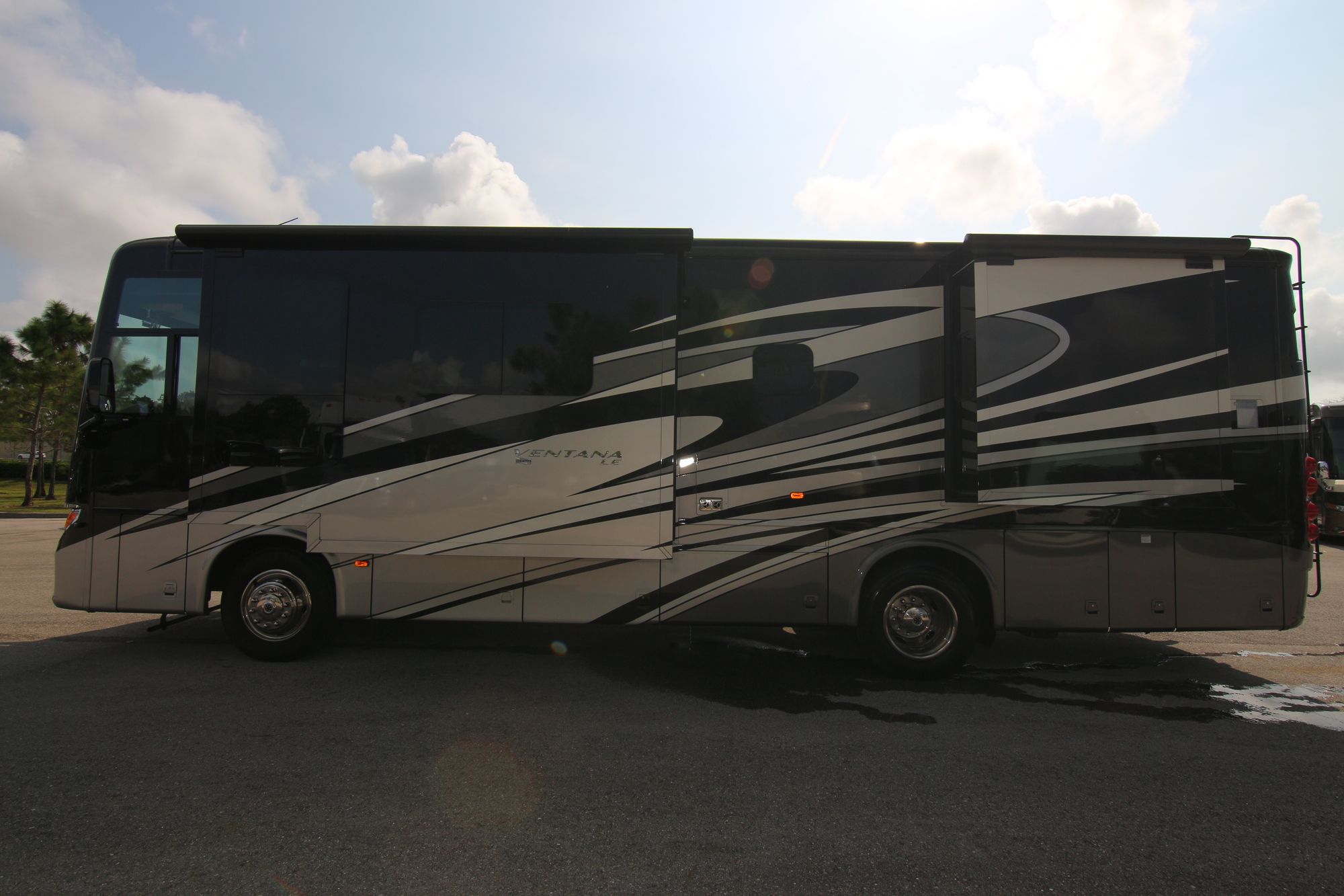 Used 2017 Newmar Ventana Le 3412 Class A  For Sale