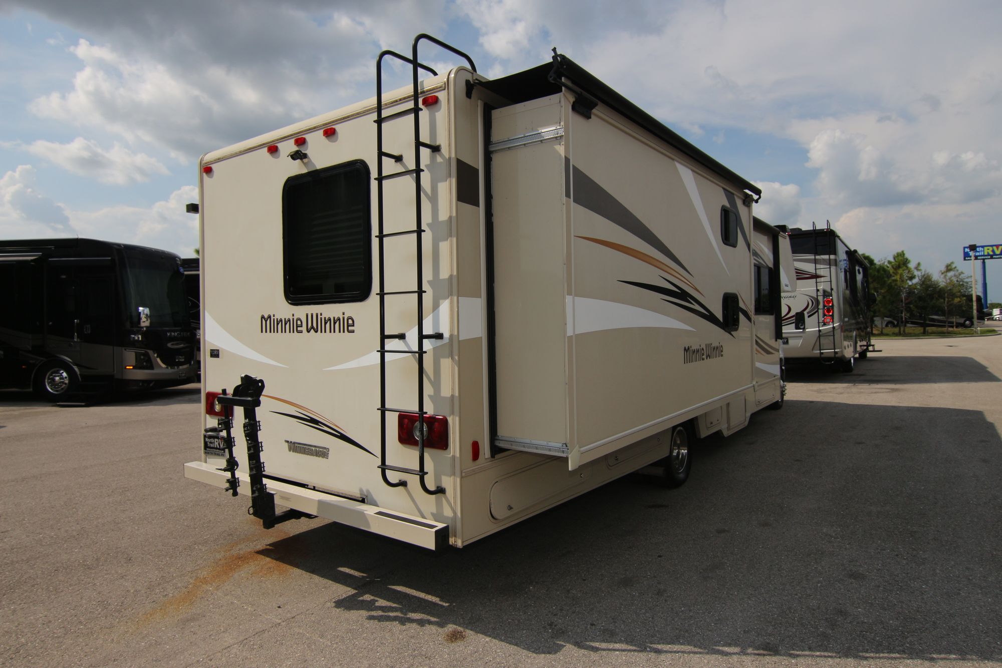 Used 2016 Winnebago Minnie Winnie 31H Class C  For Sale