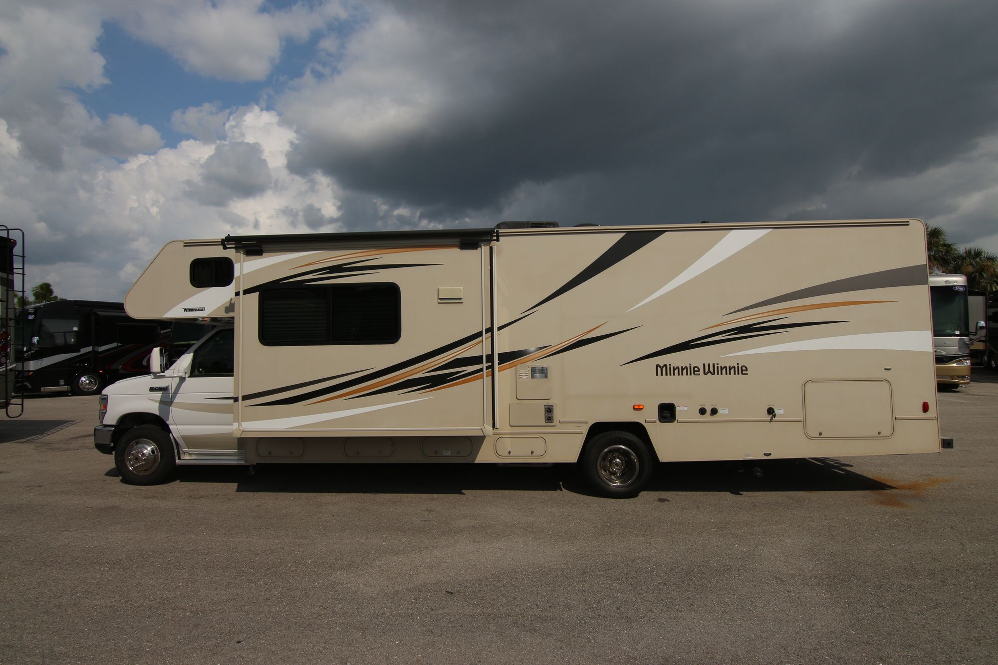 Used 2016 Winnebago Minnie Winnie 31H Class C  For Sale