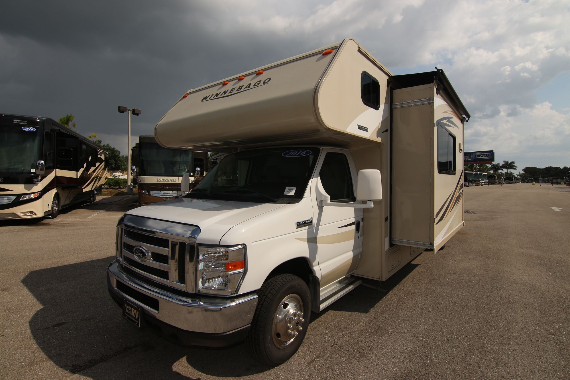 Used 2016 Winnebago Minnie Winnie 31H Class C  For Sale