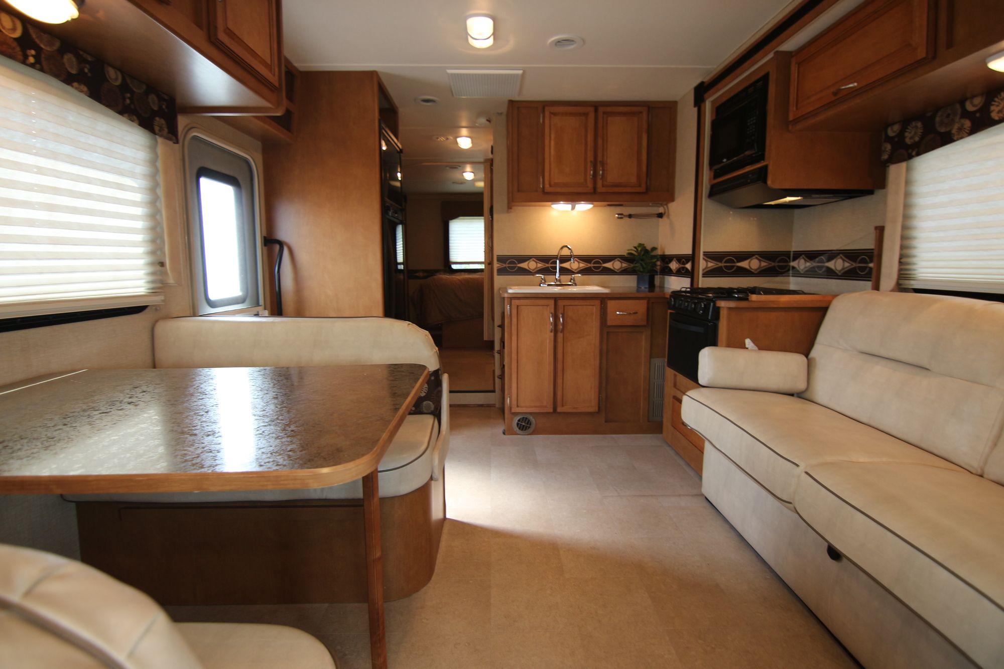 Used 2016 Winnebago Minnie Winnie 31H Class C  For Sale