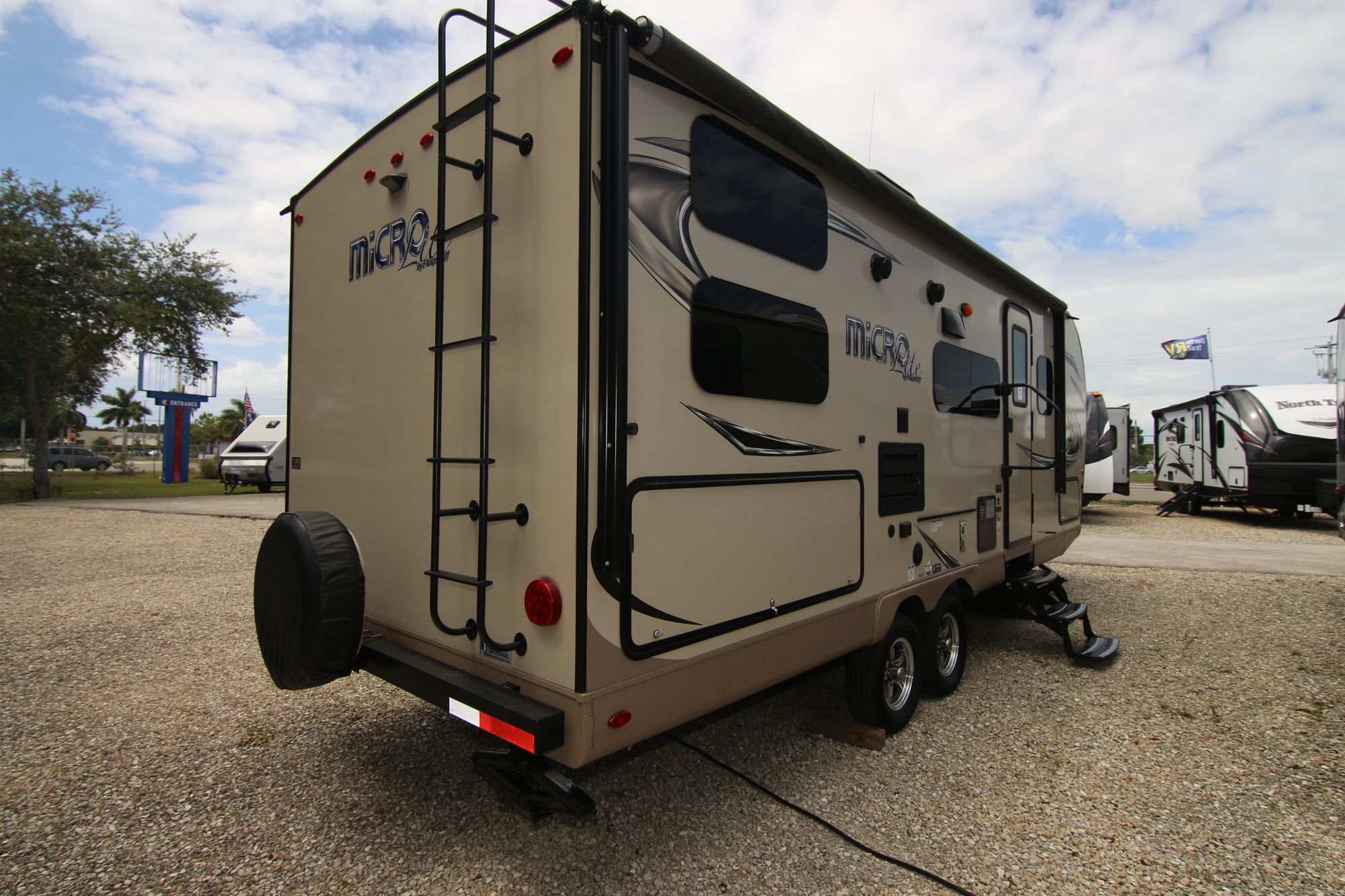 Used 2019 Forest River Flagstaff 25BRDS Travel Trailer  For Sale